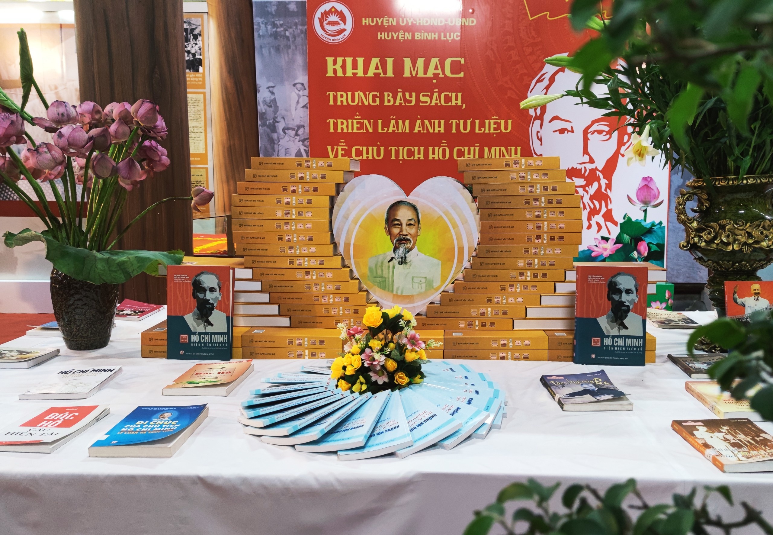 trien lam sach ve Bac Ho anh 1