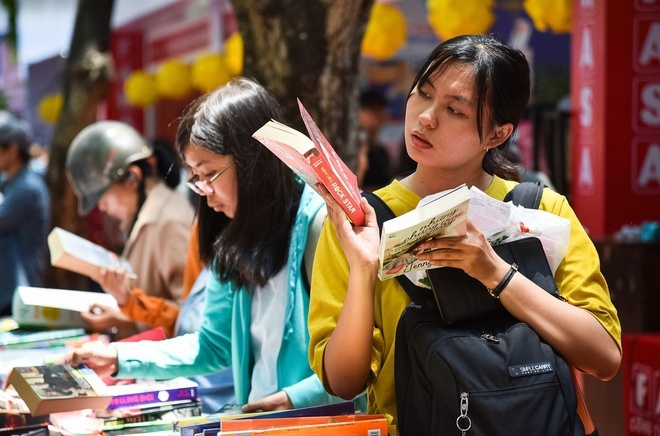 Gia sach tang anh huong ra sao toi suc mua? hinh anh