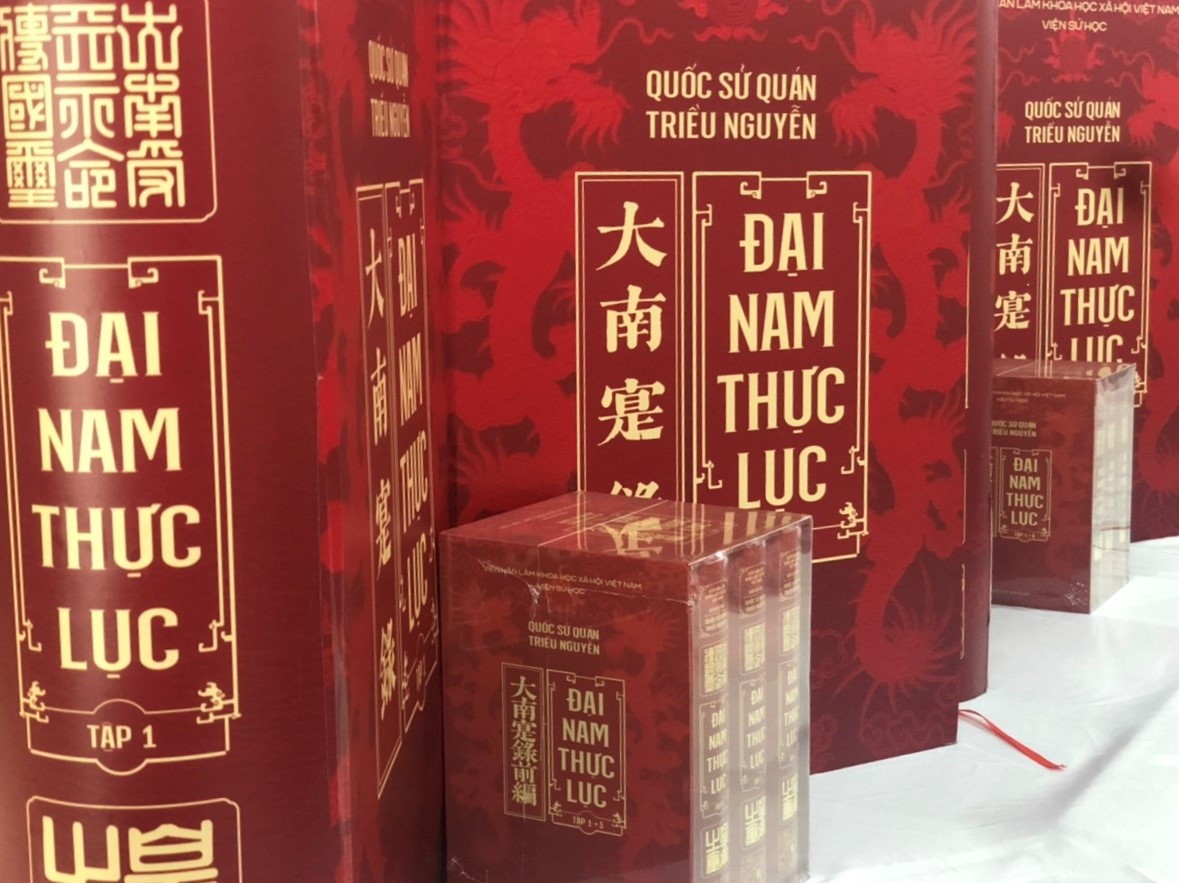 Bo su gan 10.000 trang ve trieu Nguyen hinh anh