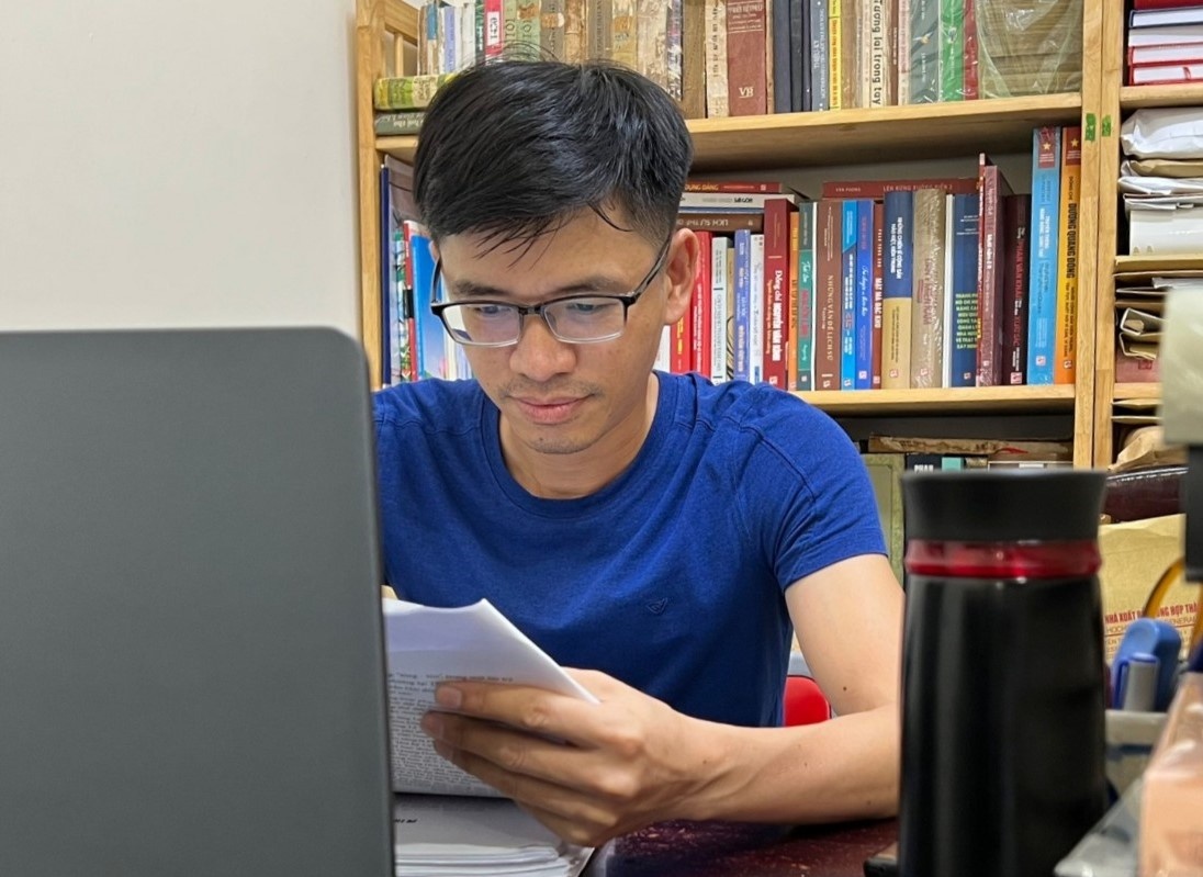 Nhung nguoi am tham dung sau trang sach hinh anh