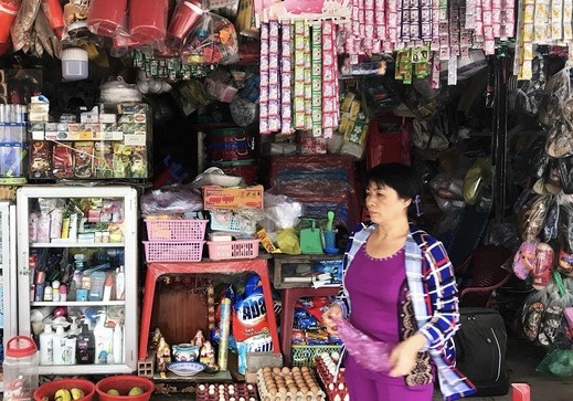 Dau an tiem tap hoa trong mat chang trai My hinh anh