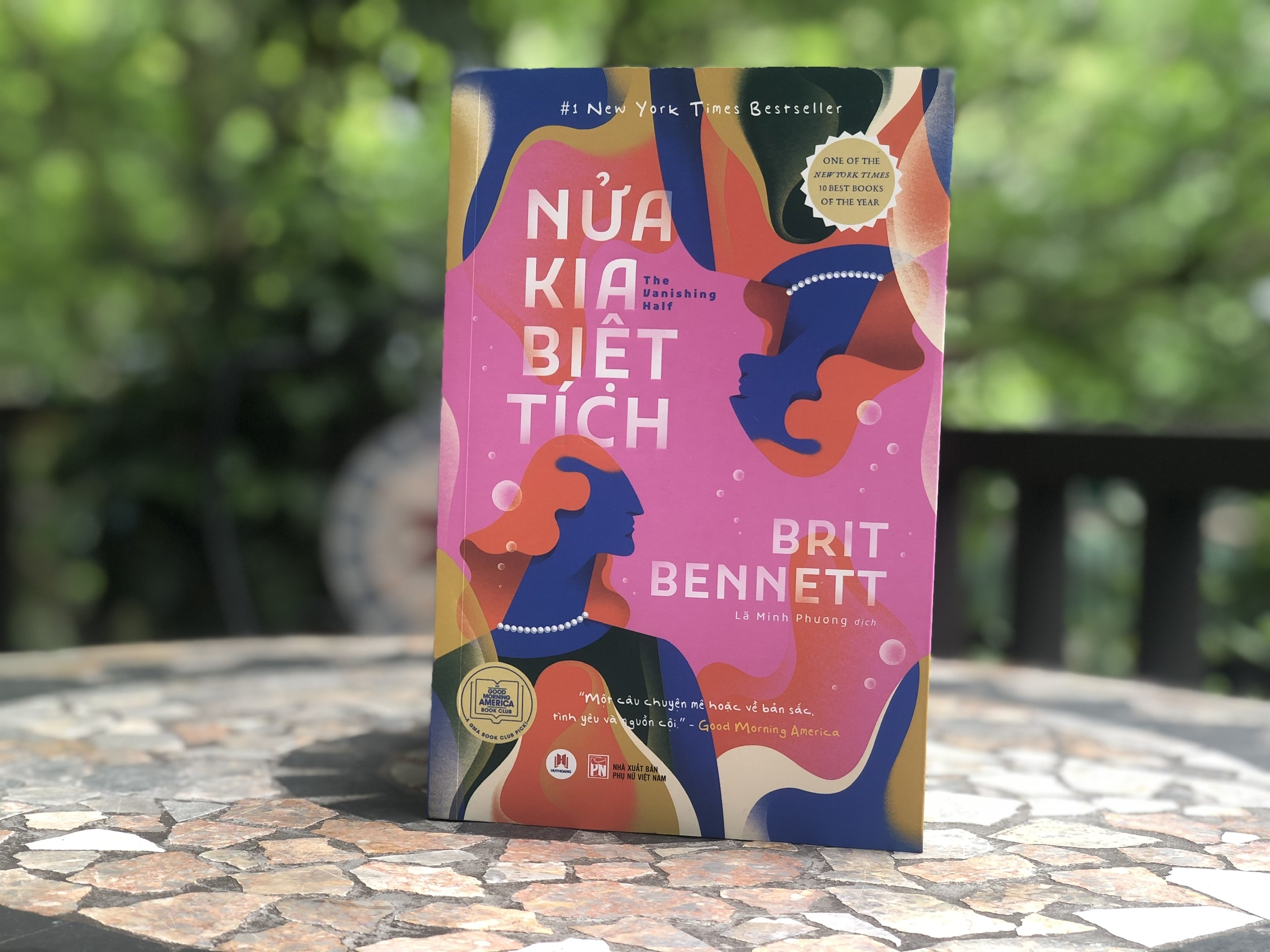 Noi dau cua cap song sinh khong co mau da trang hinh anh