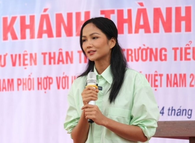 Hoa hau H’Hen Nie trao tang thu vien sach cho hoc tro Lai Chau hinh anh