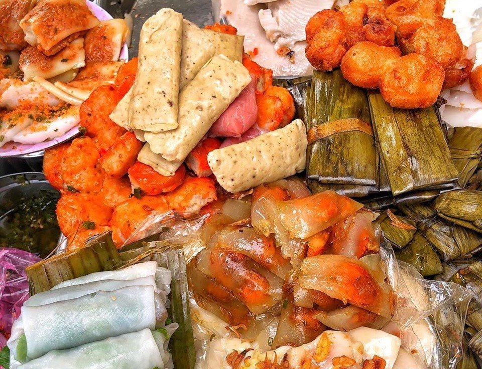 Khach Tay nhin do an Viet voi anh mat them thuong hinh anh