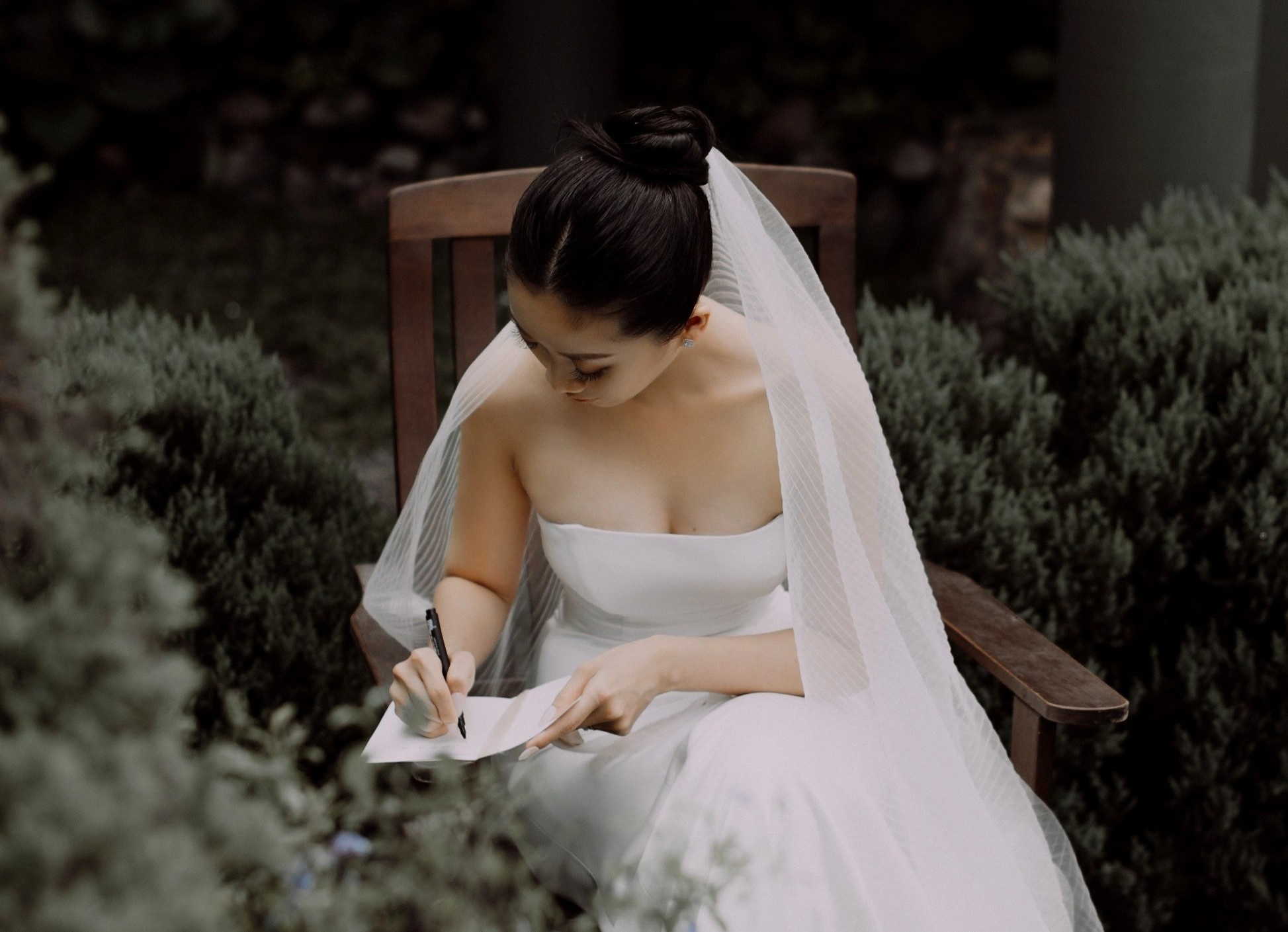 Anh cuoi cua MC Lieu Ha Trinh lay cam hung tu ‘Rung Na Uy’ hinh anh