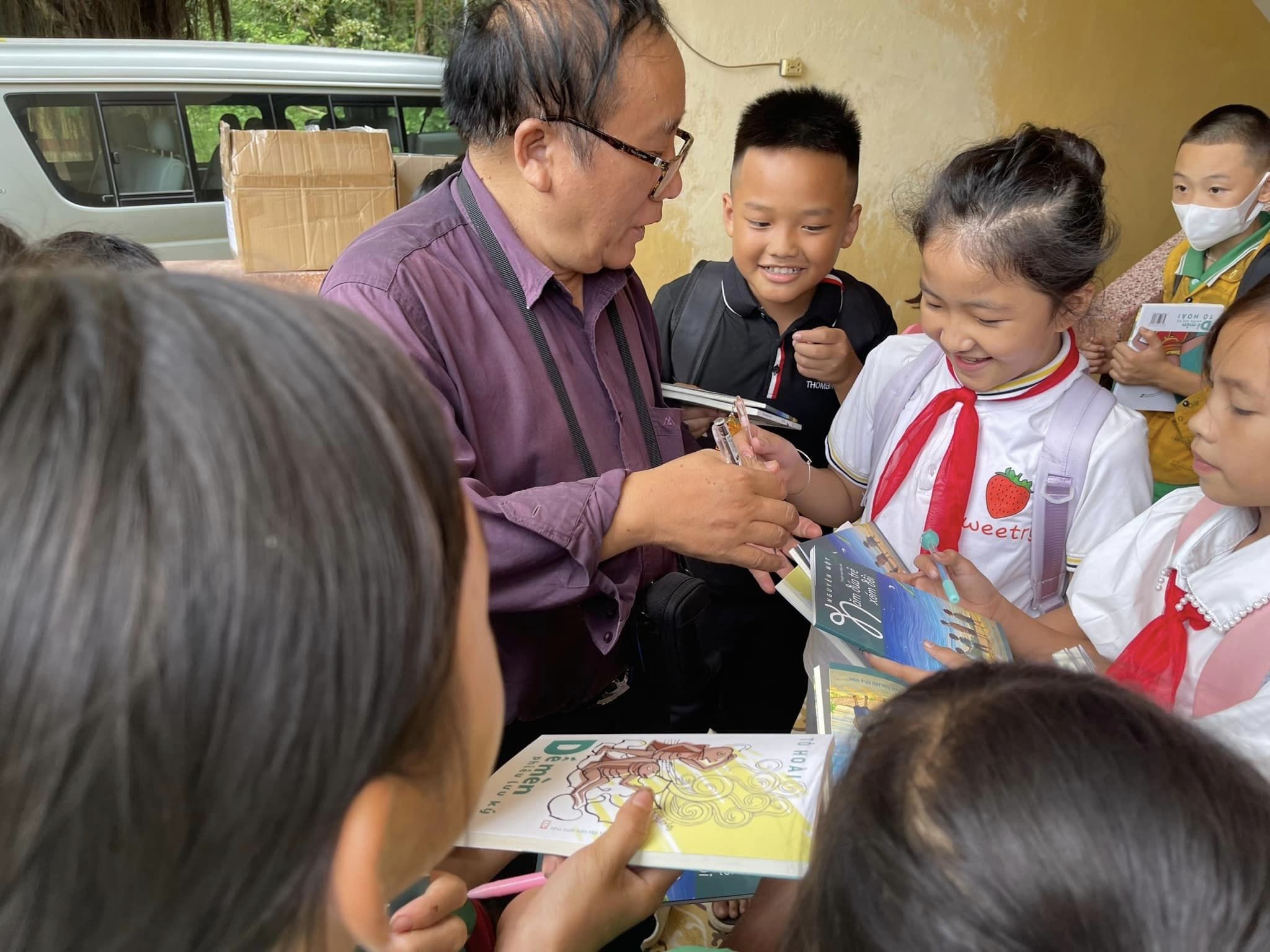 Gieo trong tinh yeu sach noi tre em mien nui hinh anh