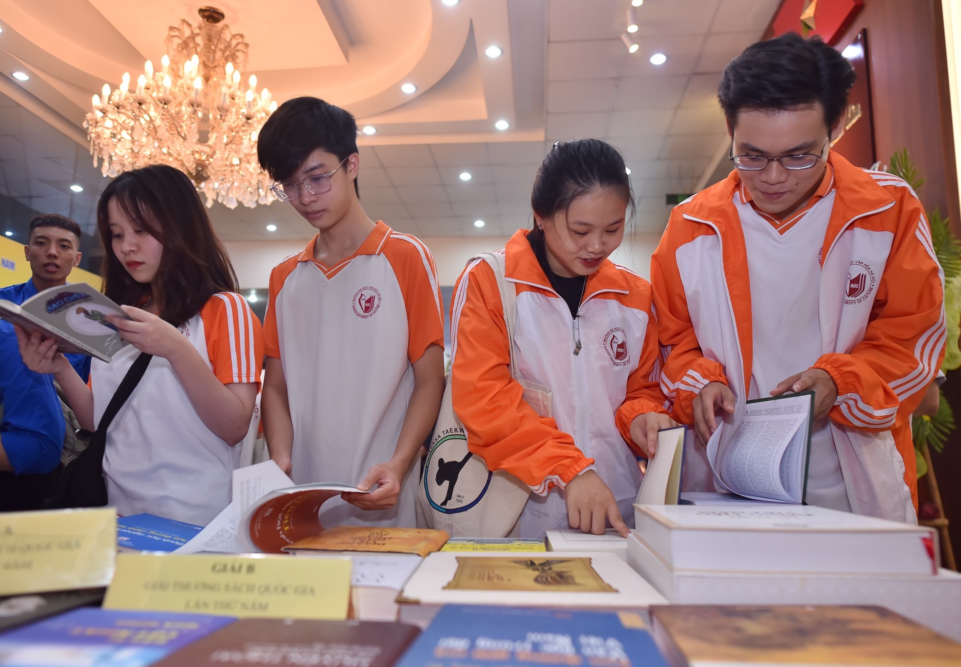 Lan toa nhung cuon sach hay den ban doc hinh anh