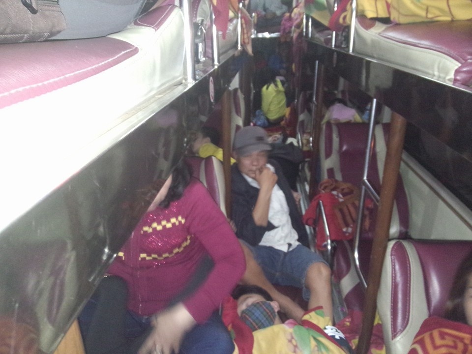 Xe 'nhoi nhet' vo tu vao Nam ra Bac hinh anh