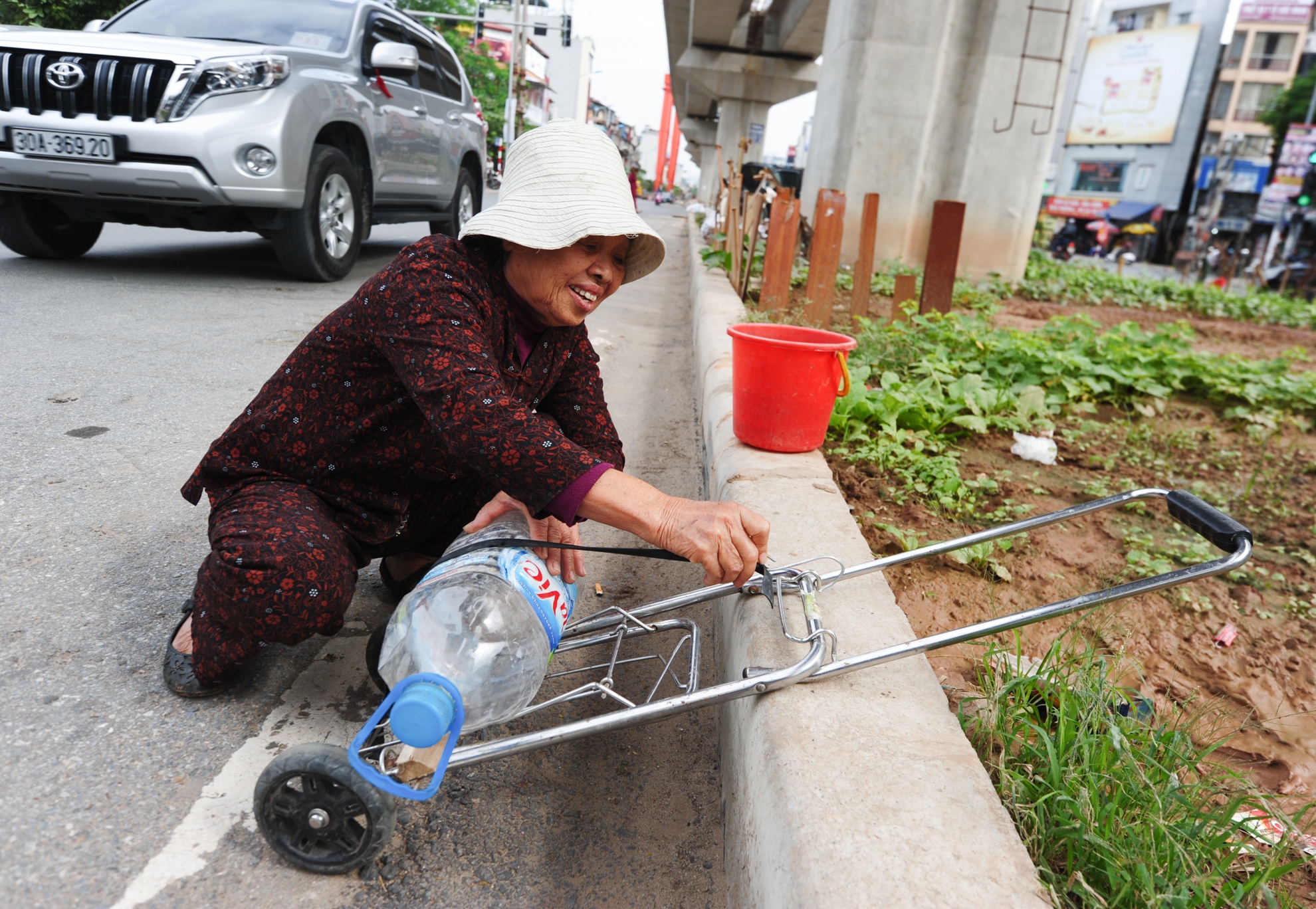 Bà Hoà (Phố Yên Lãng) dù đã 80 tuổi nhưng đã tự trồng, chăm sóc hơn 100 mét vuông rau xanh. Do tuổi cao, sức yếu nên bà tự chế ra dụng cụ để kéo nước từ nhà ra tưới rau.