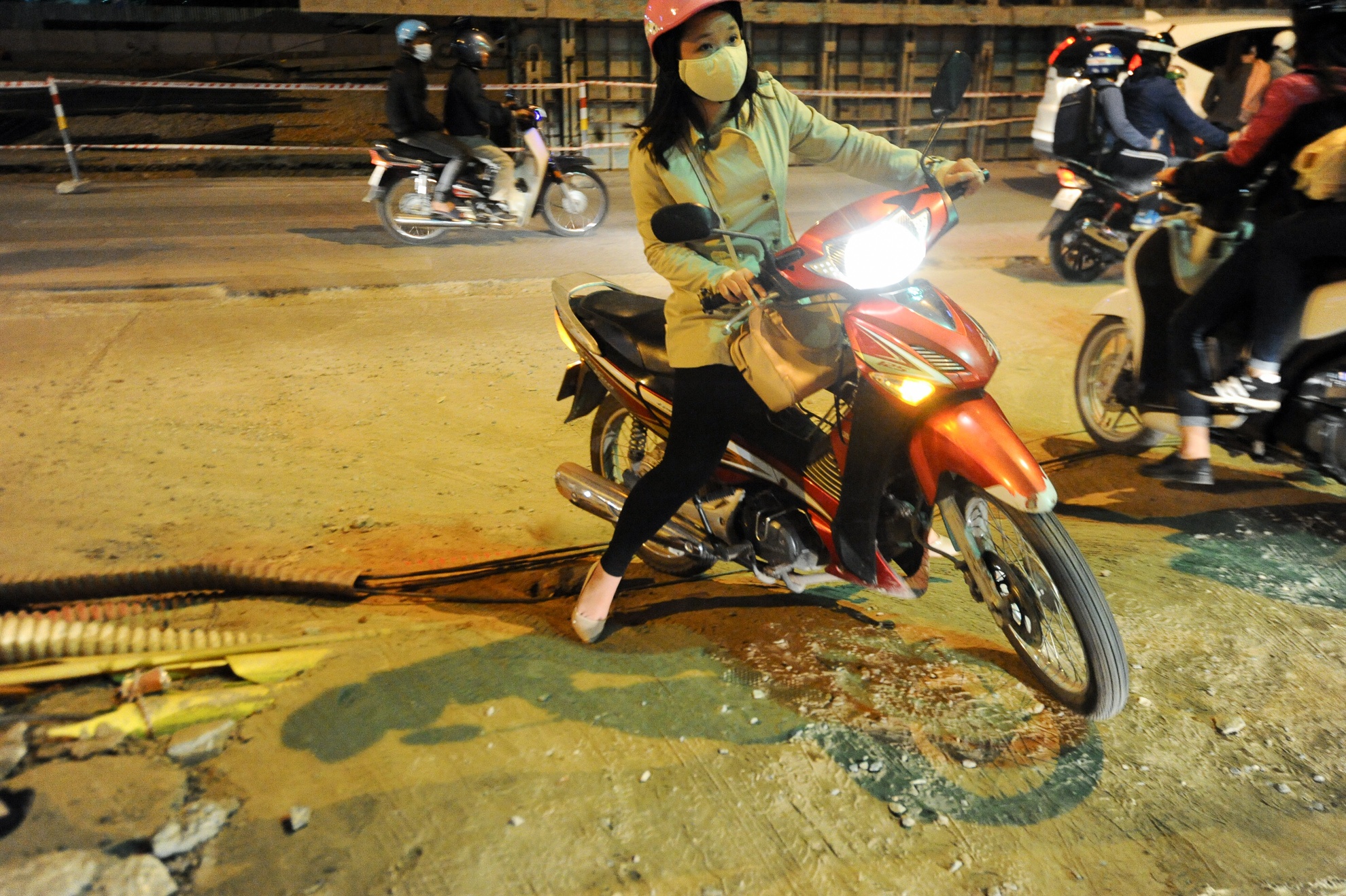 Tại lối vào một siêu thị lớn, đường đi được lấp qua loa khiến cho các phương tiện gặp rất nhiều khó khăn.