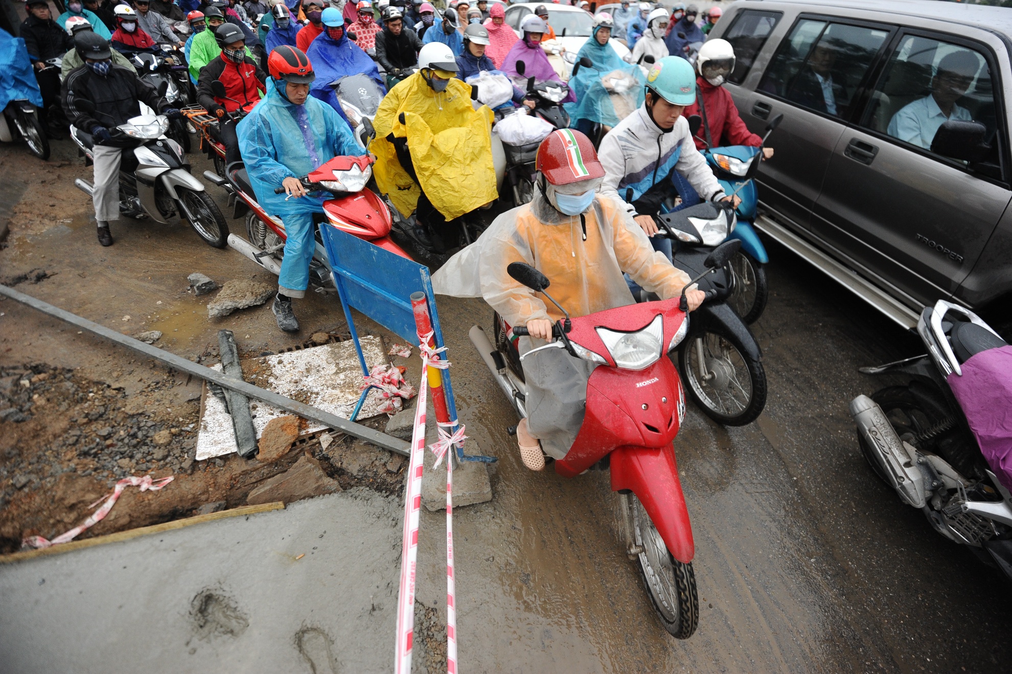 Đơn vị thi công đang xén vỉa hè để mở rộng đường nhưng công việc chưa hoàn thiện. Tại điểm nối đường Khuất Duy Tiến với Trần Duy Hưng đang hình thành nút thắt cổ chai.