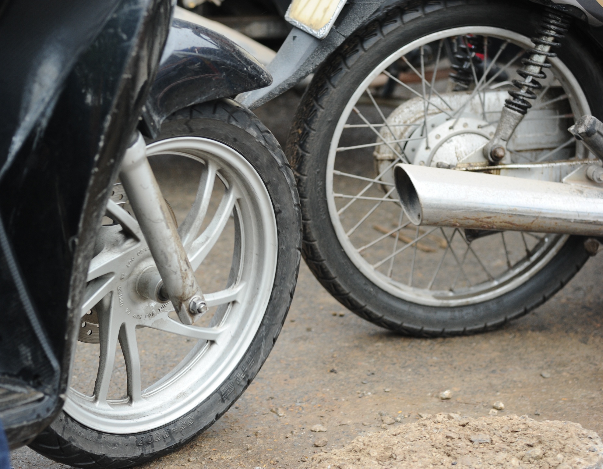 Tại nút thắt, các bánh xe san sát nhau, nhích từng cm một. Không những thế, việc đi từ vỉa hè cao xuống đường khá là nguy hiểm khi các xe đang ken rất dày. 