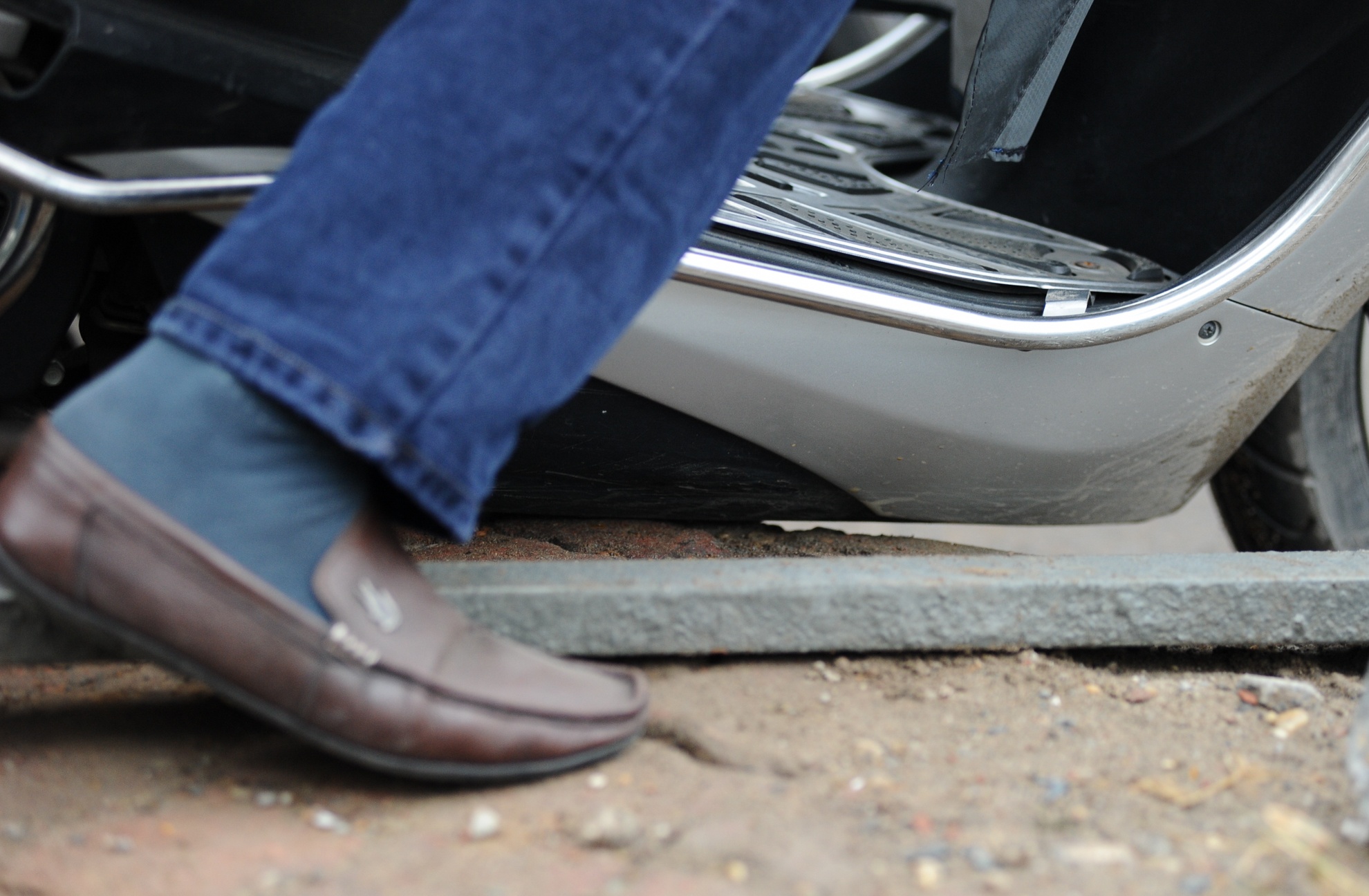 Những chiếc xe máy, đặc biệt là xe tay ga thường xuyên bị chạm gầm.