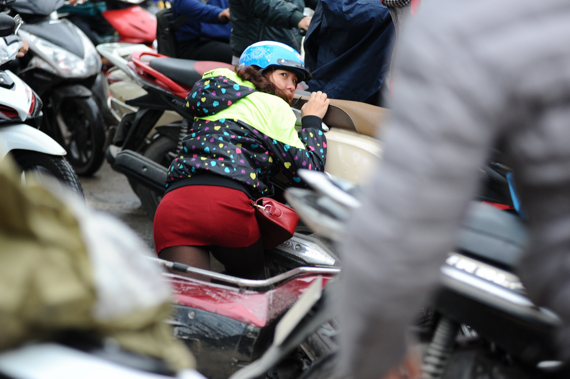 Nguoi di duong lien tuc nga o cong truong nut giao 3 tang hinh anh