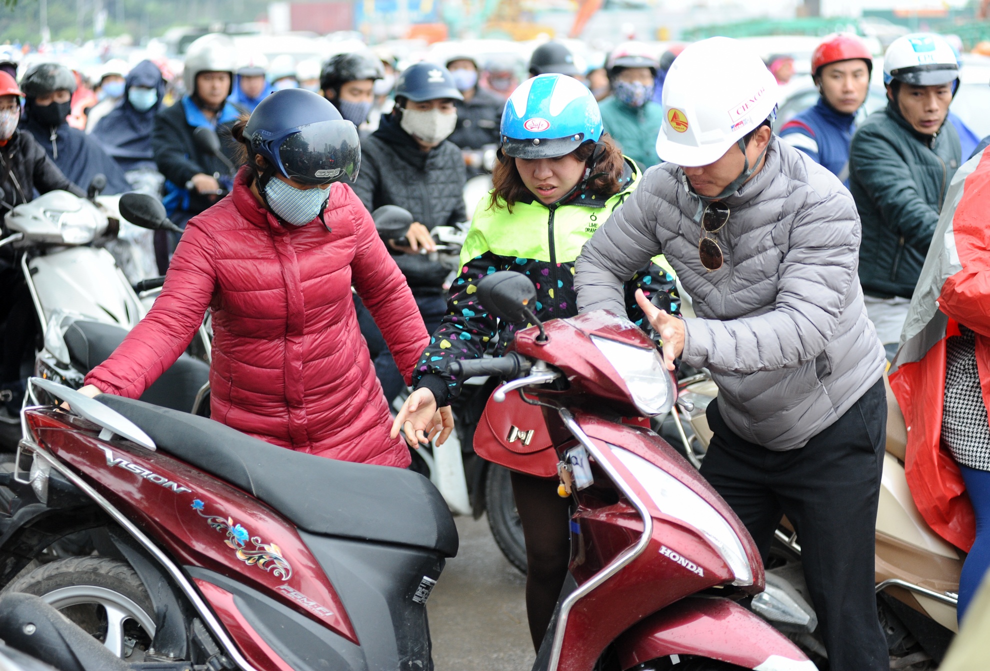 Do may mắn ôm được vào đuôi xe bên cạnh nên chị không bị đập đầu xuống đất. Chị được người dân xung quanh giúp đỡ dựng xe và tiếp tục di chuyển.