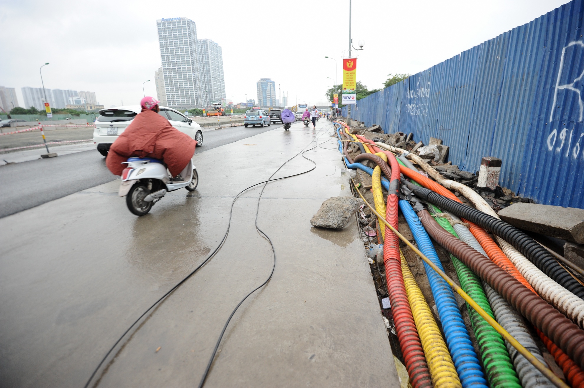 Bên đường Trần Duy Hưng giáp với Phạm Hùng, vỉa hè đã bị xới lên toàn bộ và chất ngổn ngang các loại dây cáp.