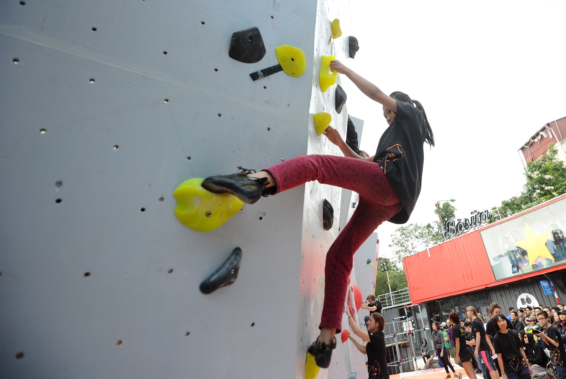 Dù thể lực yếu và chiêu cao cơ thể hạn chế nhưng cô bé đã vượt qua 4/5 thử thách một cách ngoạn mục. Trong khi nhiều thí sinh lớn tuổi hơn chỉ chinh phục được 1,2 con đường.