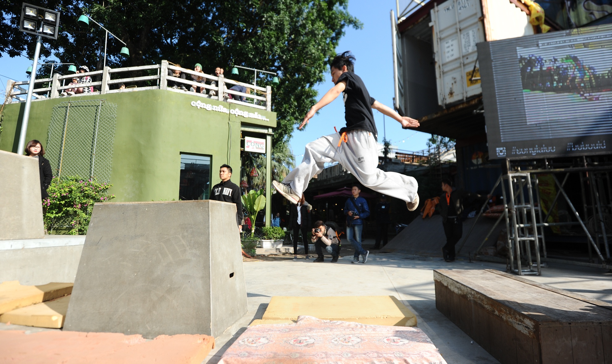 Bên cạnh leo núi đá, ngày hội thể thao đường phố còn có những màn trình diễn của môn parkour.