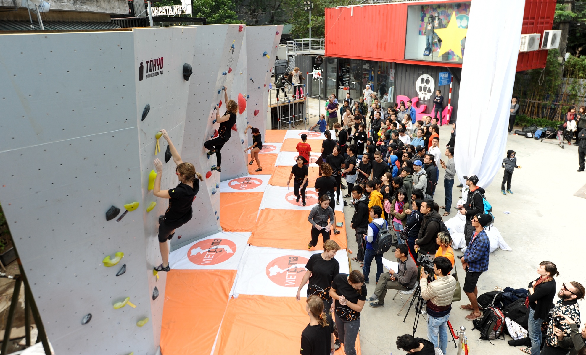 Ngày hội thể thao đường phố 2015 đã diễn ra tại khu vui chơi Hà Nội Creative City vào sáng nay ( 6-12). Tâm điểm của chương trình là giải leo núi đá thể thao.