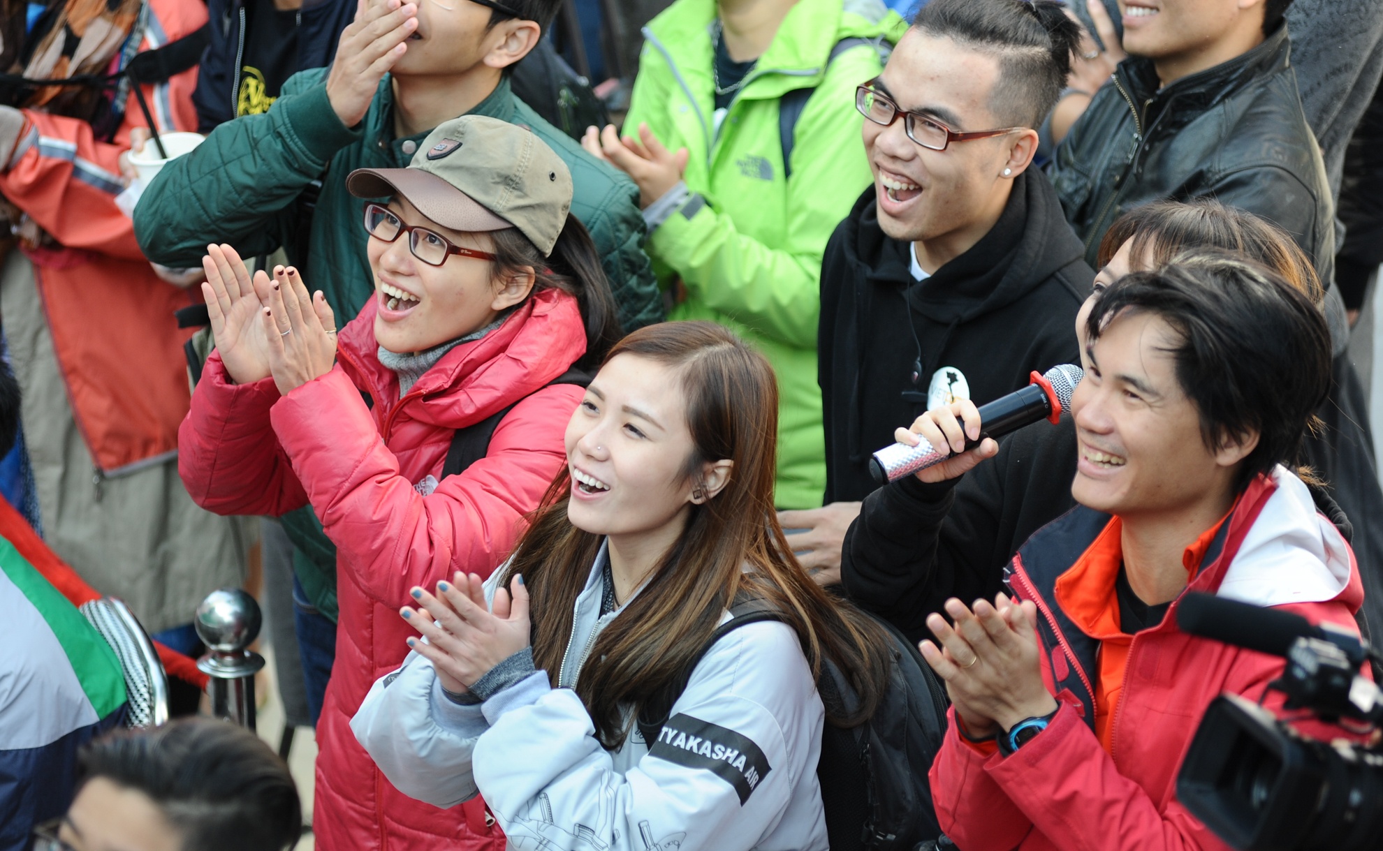 Cổ vũ của đông đảo khán giả khi những cô gái vốn tưởng chân yếu tay mềm lại tham gia bộ môn yêu cầu nhiều về sức mạnh.