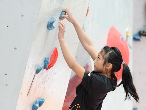 Be gai 10 tuoi bat ngo leo qua buc tuong 4,6 m hinh anh