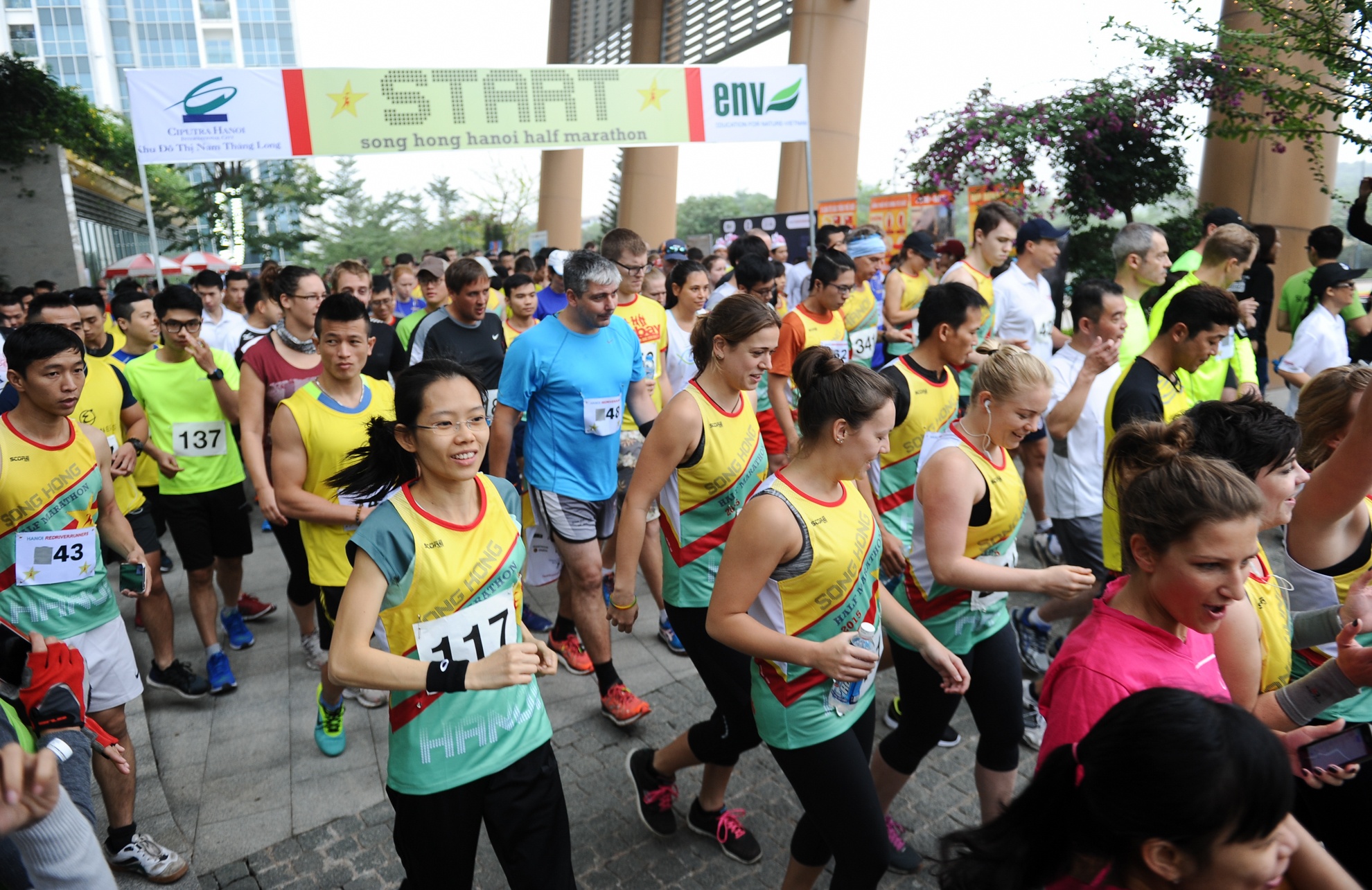 Sáng nay ( 13-12) Giải chạy Sông Hồng 2015 với chủ đề “Chạy vì tê giác” đã diễn ra tại khu đô thị Ciputra, Hà Nội. 