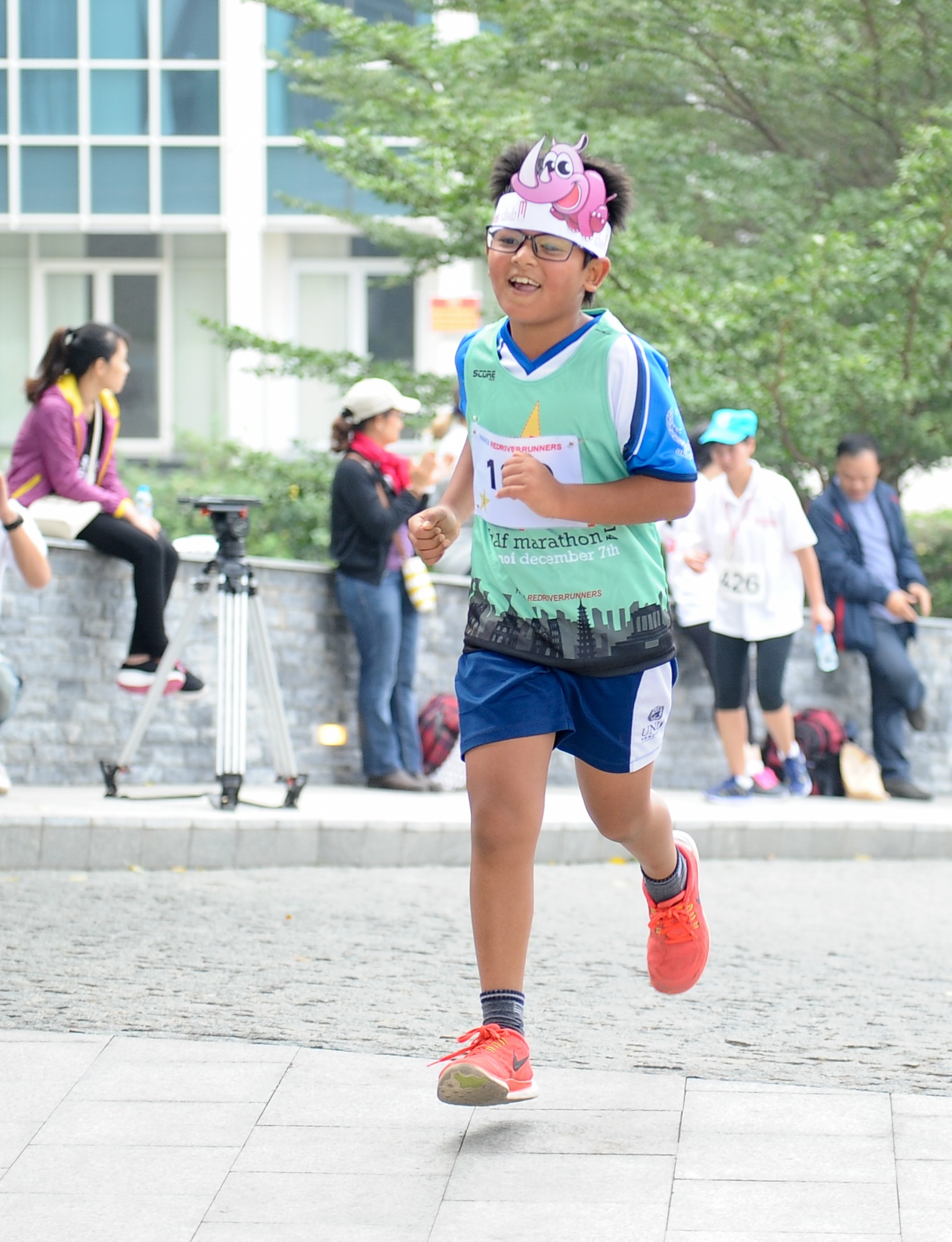 Không chỉ người lớn mà rất nhiều trẻ em cũng tham gia tranh tài ở cự ly đặc biệt dài 2km.