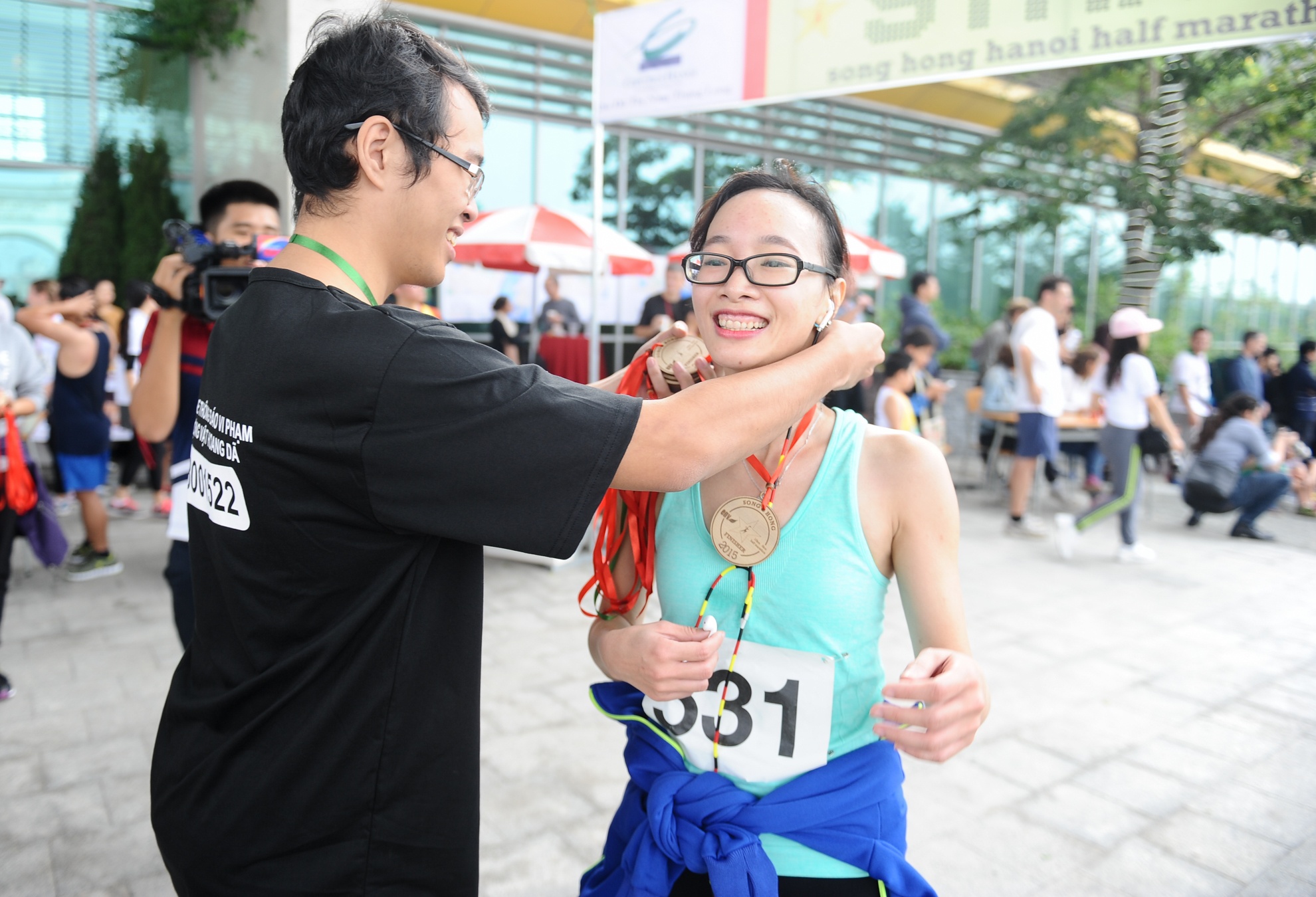 Bạn Nguyễn Thị Thanh Mai, nhân viên kế toán cho biết: Mình chưa bao giờ chạy một chặng đường dài như thế nên đã khá mệt sau khi kết thúc hành trình. Nhưng mình cũng vui vì đã tham gia một hoạt động ý nghĩa như thế này. Qua chương trình, mình đã biết là sừng tê giác có thành phần giống như móng tay, móng chân con người. Mà chúng ta thì có lẽ không ai muốn lấy móng chân để thể hiện đẳng cấp hay chữa bệnh cả.