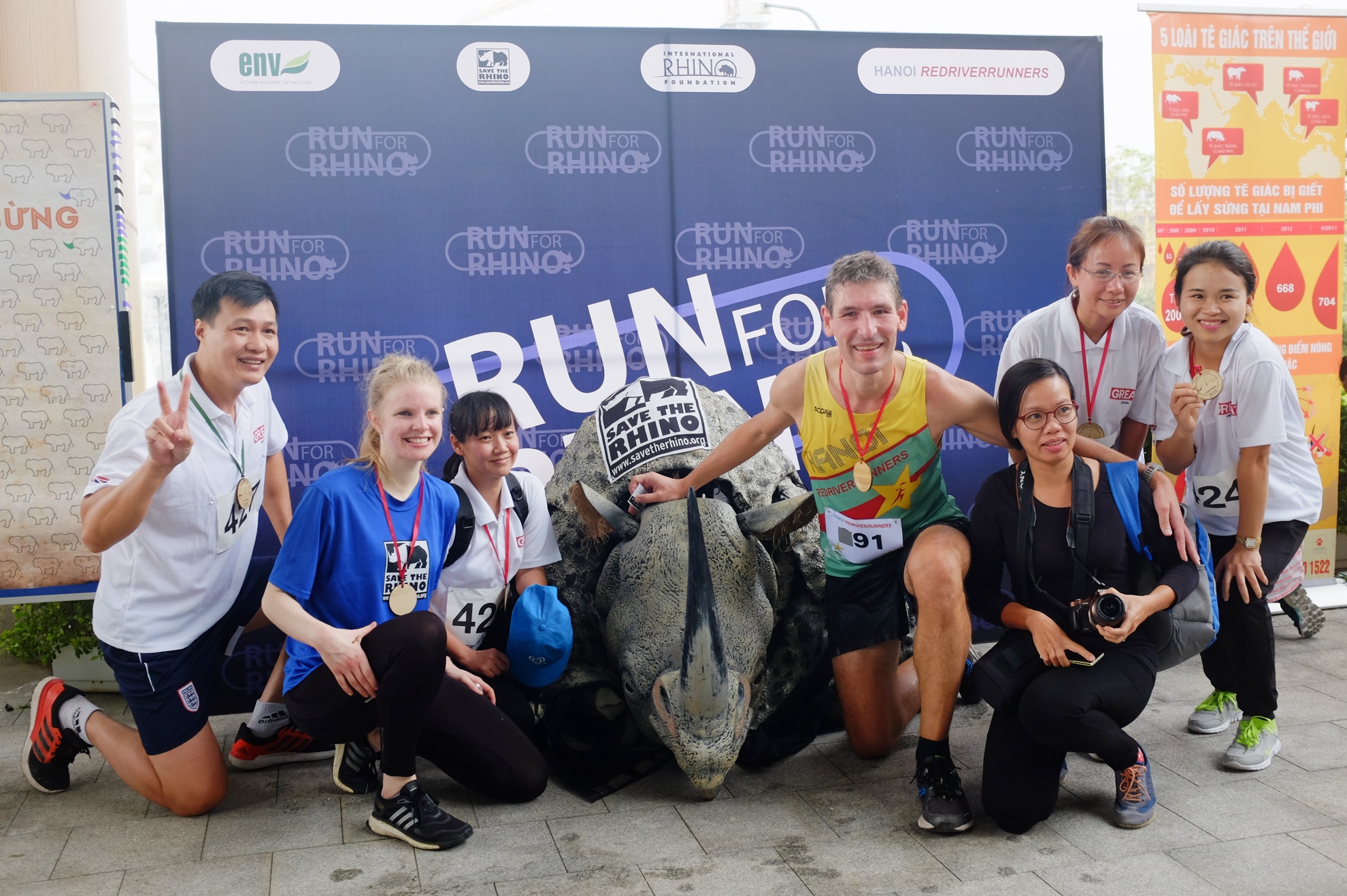 Đại sứ Anh tại Việt Nam, ngài Giles Lever, (Áo vàng xanh) chia sẻ: Đại sứ quán Anh tại Việt Nam đã và đang làm việc chặt chẽ với chính phủ và các tổ chức phi chính phủ để giảm thiểu nhu cầu tiêu thụ sừng tê giác cũng như các sản phẩm từ động vật hoang dã khác. Hôm nay, tôi cùng các nhân viên sứ quán tham gia giải chạy để thể hiện quyết tâm mạnh mẽ  nhằm chấm dứt vấn nạn này.