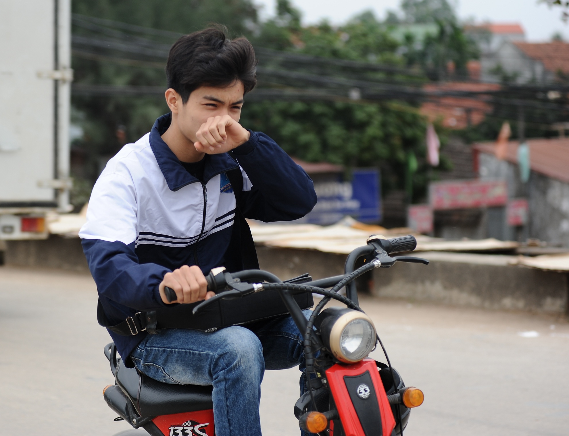 Nhưng cái sự “tiện” này của người dân Dương Liễu đã gây ra không ít vấn đề về vệ sinh an toàn thực phẩm khi khi con đường đê sông Đáy, nơi người dân phơi miến cũng là con đường tấp nập xe cộ qua lại. Mỗi khi ô tô đi qua, người qua đường phải bịt mũi để tránh bụi nhưng những phên miến lại không hề được che chắn.