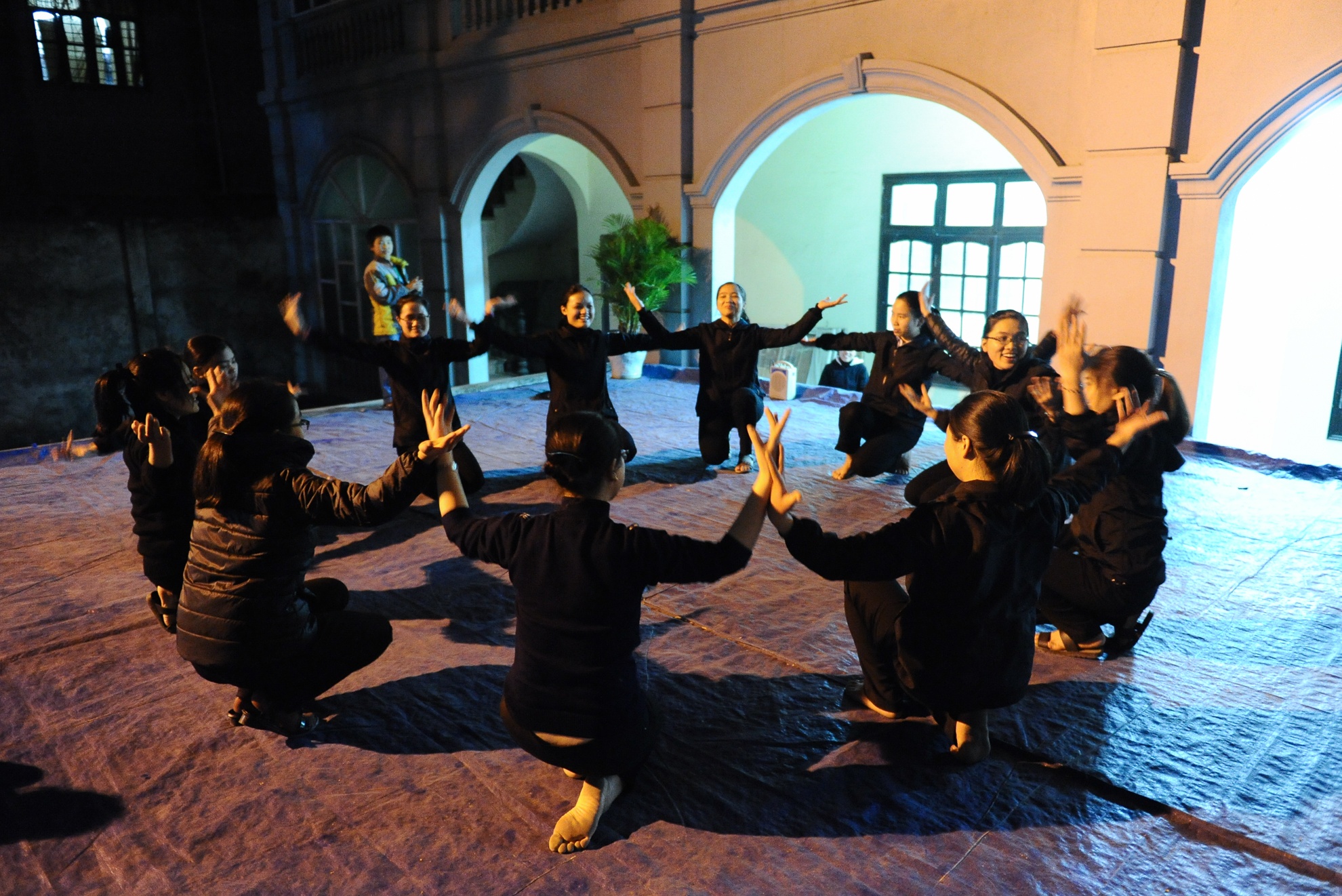 Tại nhà thờ Phùng Khoang, các sơ đang tập múa để biểu diễn trong đêm 24-12.