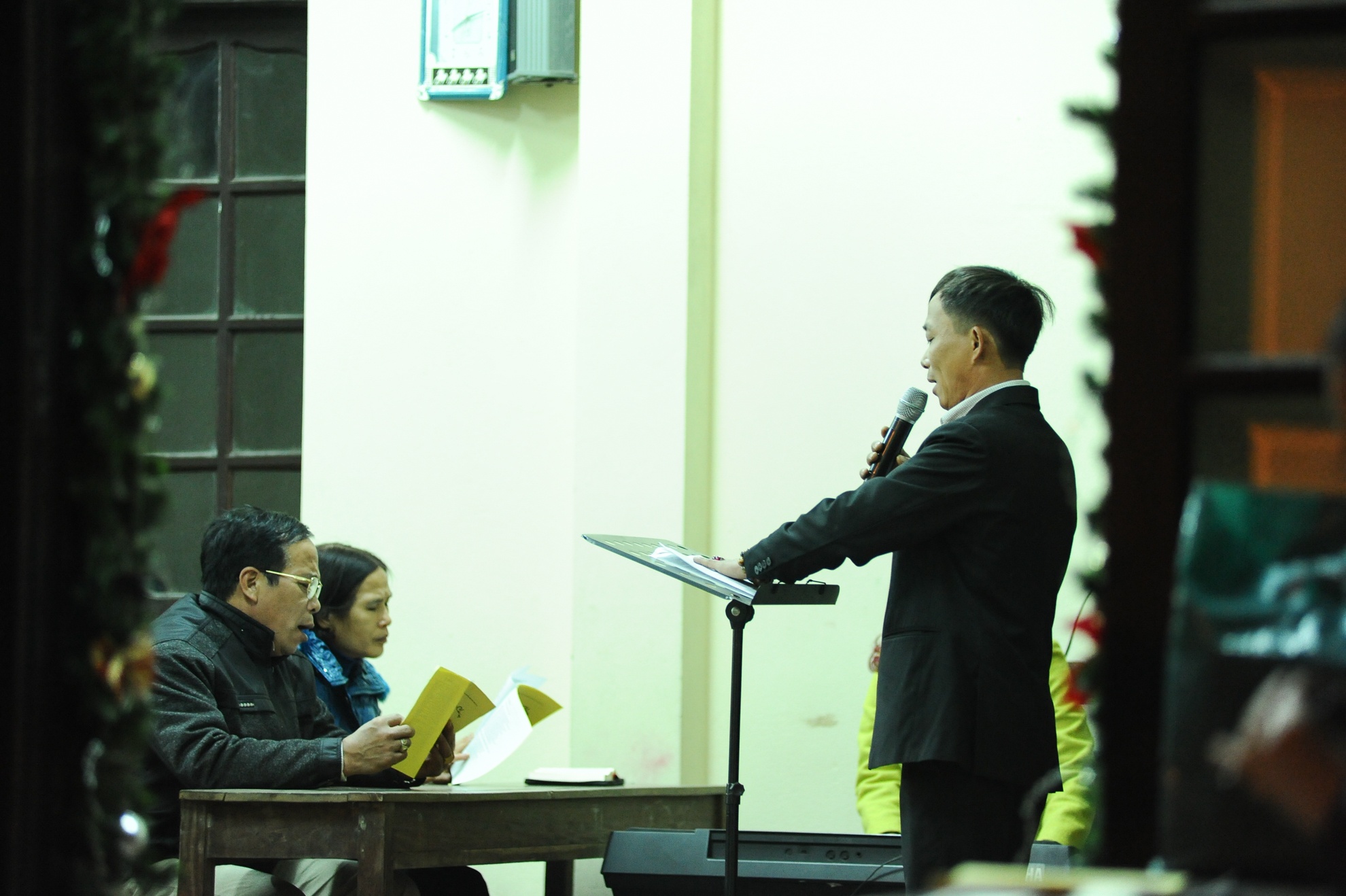 Và các giáo dân đã tập hợp lại để nghe thuyết giảng và học hát thánh ca. Nằm giữa khu dân cư đông đúc gần chợ đầu mối, năm nào nhà thờ Phùng Khoang cũng tổ chức chương trình lớn, thu hút hàng nghìn người dân tham gia.