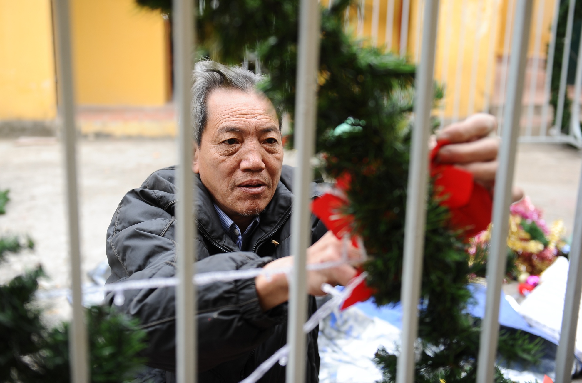 Ông Sơn, 60 tuổi, ở phường Đồng Xuân cho biết: Năm nào tôi cũng đến nhà thờ Cửa Bắc làm những vòng mùa vọng, để trang trí và chờ đón noel. Năm nay, nhà thờ làm rất nhiều vòng lá để treo lên khắp các cây cau vua phía trước.