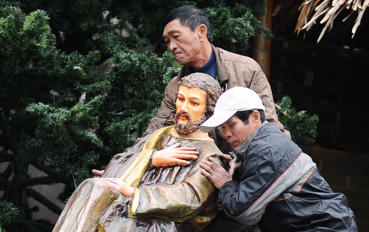 Cac nha tho chuan bi don Giang sinh hinh anh