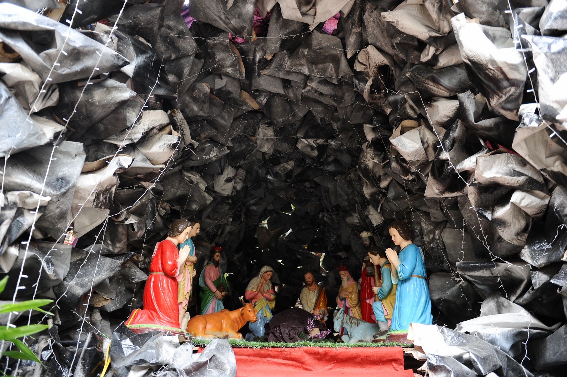 Tại nhà thờ Thái Hà, hình ảnh của chúa Giêsu ra đời được các giáo dân làm rất cầu kỳ. Vài chục người đã thay phiên 