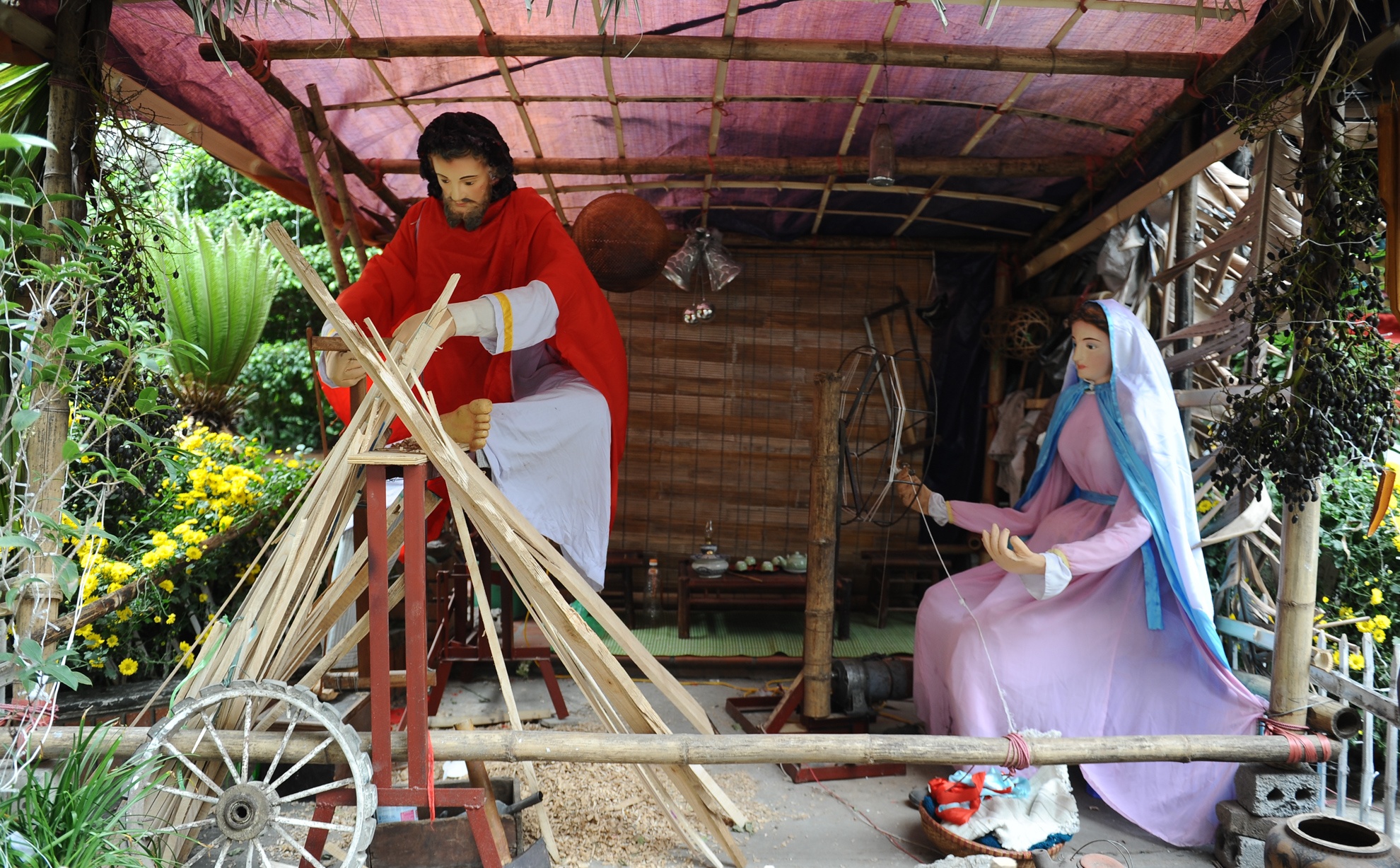 Một tiểu cảnh gia đình thiên chúa được dựng lên với hình ảnh thánh Giuse và Đức mẹ Maria. Bên cạnh đó, hàng nghìn bóng đèn nháy cũng được chăng lên và sẽ phát sáng lung linh vào buổi tối.