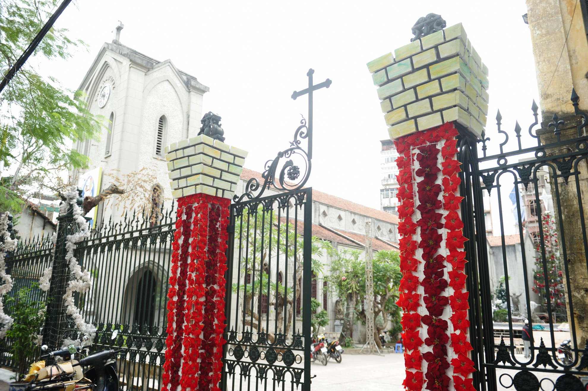 Tại nhà thờ Hàm Long, hoa đỏ được gắn suốt hai bên cổng.