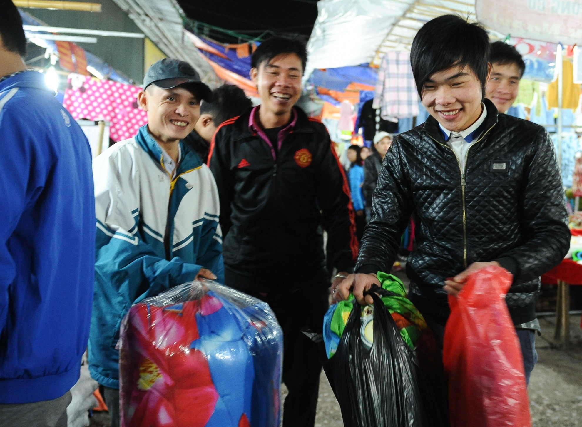 Một nhóm bạn cười rạng rỡ khi mua chiếc chăn với giá 200 nghìn đồng.