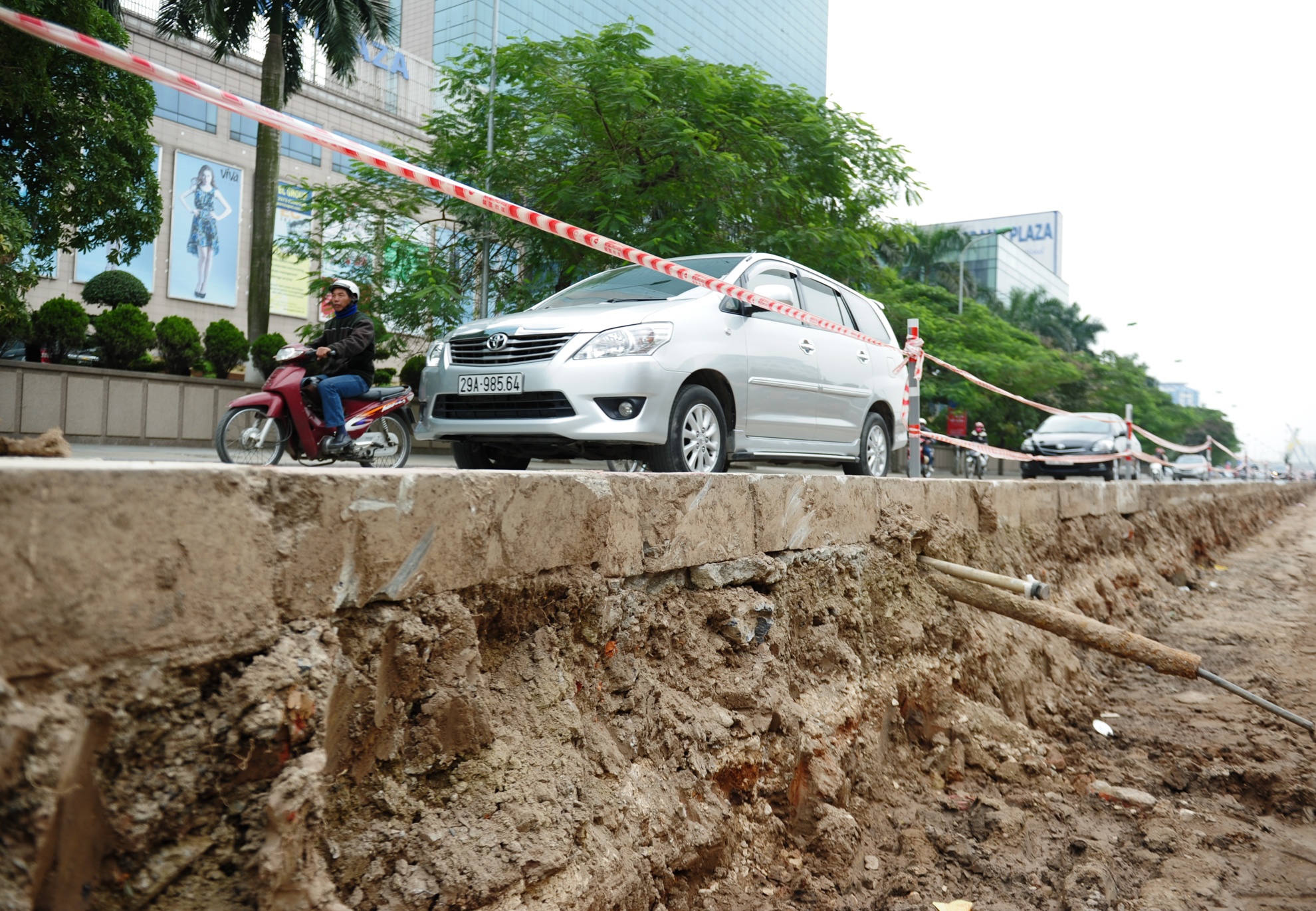 Thi cong chong cheo tren tuyen duong dep Ha Noi hinh anh