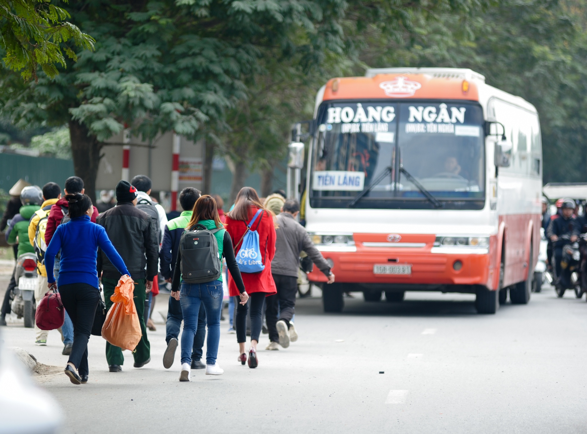 Phía Đại lộ Thăng Long giao với Khuất Duy Tiến, con đường vốn ùn ứ vì người đi xe máy ngược chiều lại còn phải gánh thêm những chiếc ô tô dừng đỗ, bắt khách sai quy định.