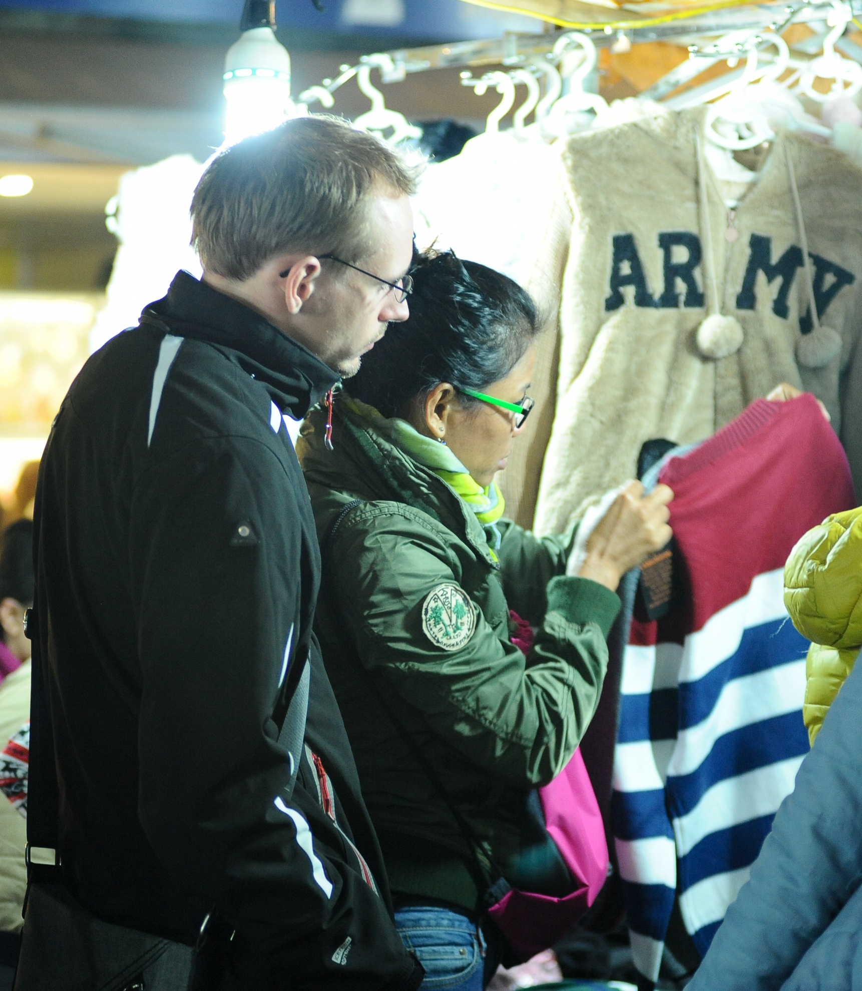 Không chỉ người Việt Nam, chợ đêm Hàng Đào còn có nhiều người nước ngoài đến mua sắm quần áo rét.