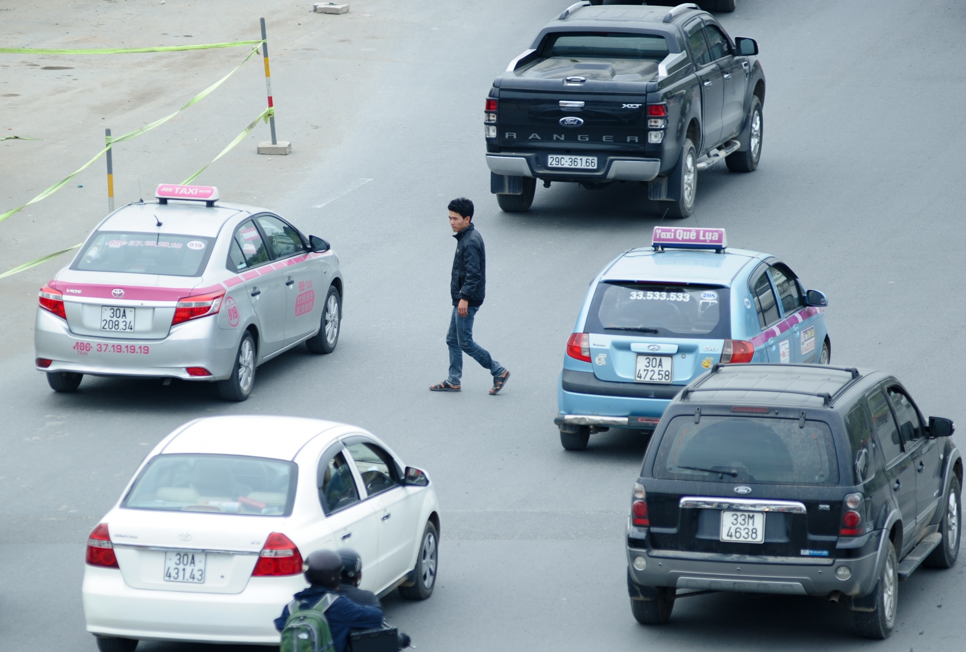 Người đi bộ mỗi lần băng ngang đường luôn bị bao vây bởi hàng chục phương tiện.