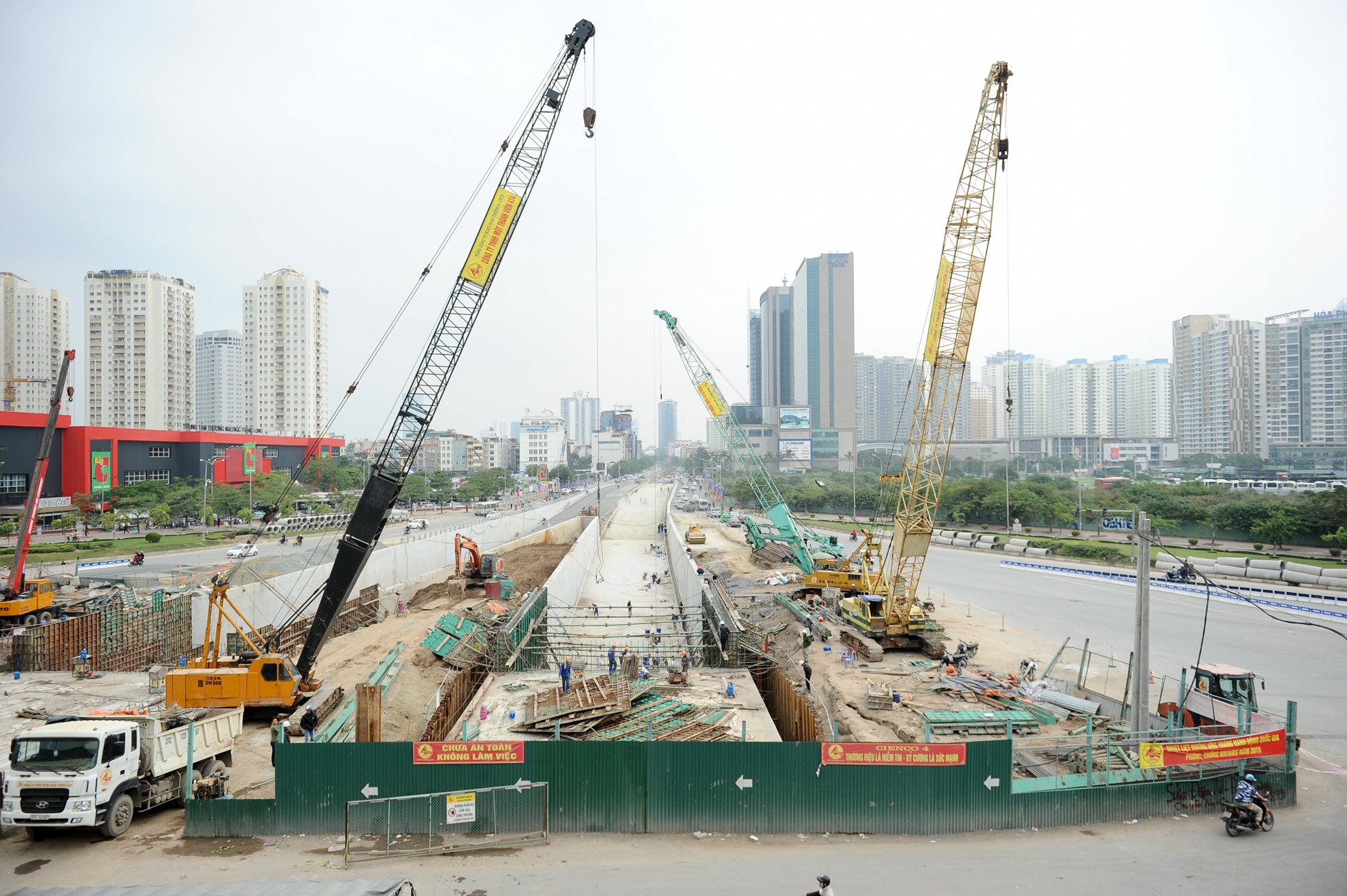 Trong những ngày cuối năm, đoạn đường Trần Duy Hưng từ nút giao với đường Khuất Duy Tiến đến khách sạn Gran Plaza trở thành điểm nóng xây dựng với nhiều công trình thi công cùng một lúc. Từ đó, nhiều vấn đề bất cập phát sinh khiến người dân phải chật vật mỗi khi đi qua đây.