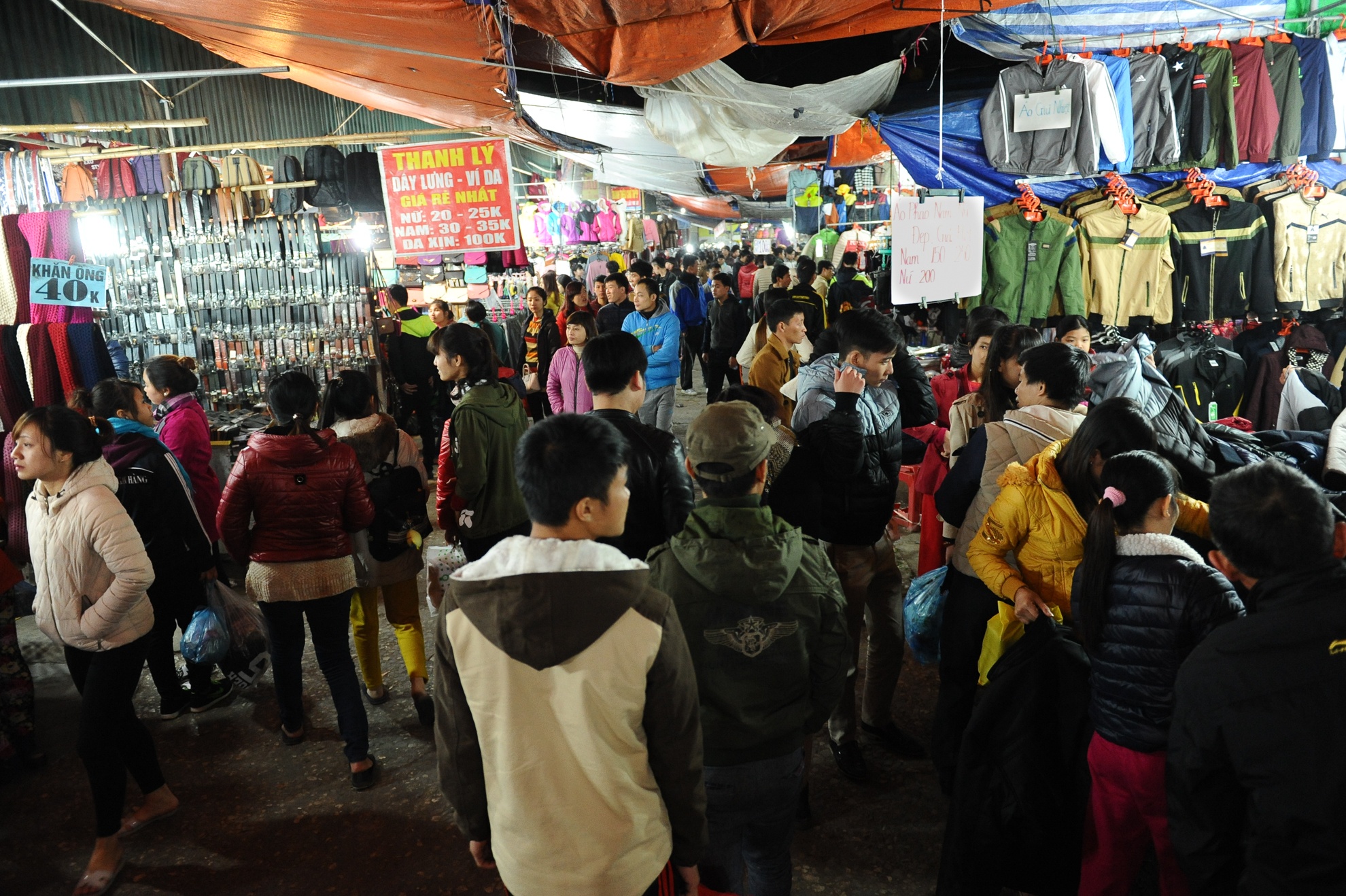 Đợt không khí lạnh mạnh nhất từ đầu mùa đông tràn về khiến cho nhiệt độ Hà Nội giảm xuống còn 13-14 độ. Và khi không khí càng lạnh thì việc đi mua sắm đồ chống rét lại càng trở “nóng” hơn bao giờ hết. 8h tối, hàng nghìn bạn trẻ đã đến chợ đêm Phùng Khoang, khu chợ chuyên bán hàng cho sinh viên.