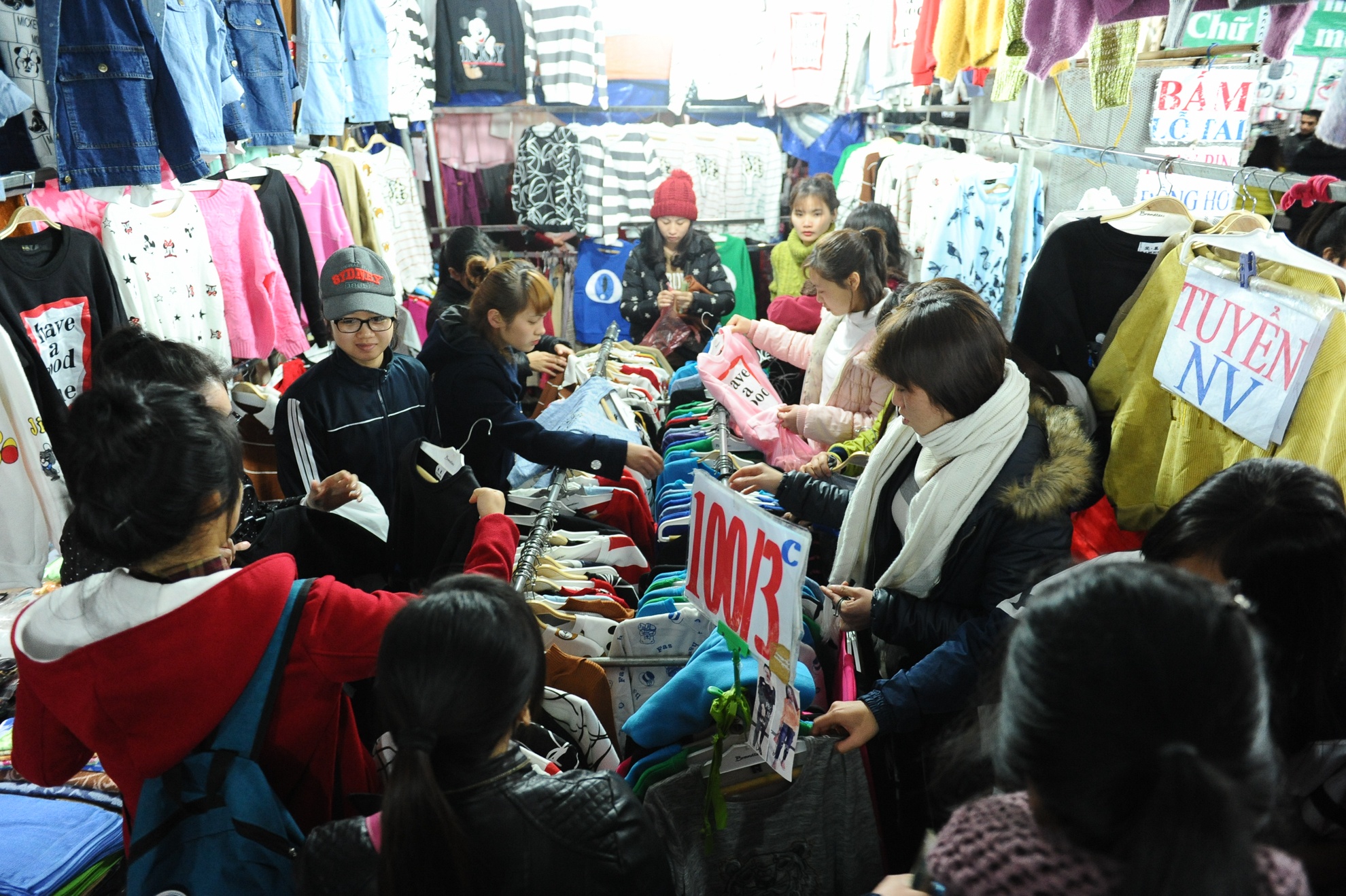 Các quầy bán quần áo mùa đông luôn nườm nượp khách chọn hàng, mua sắm.