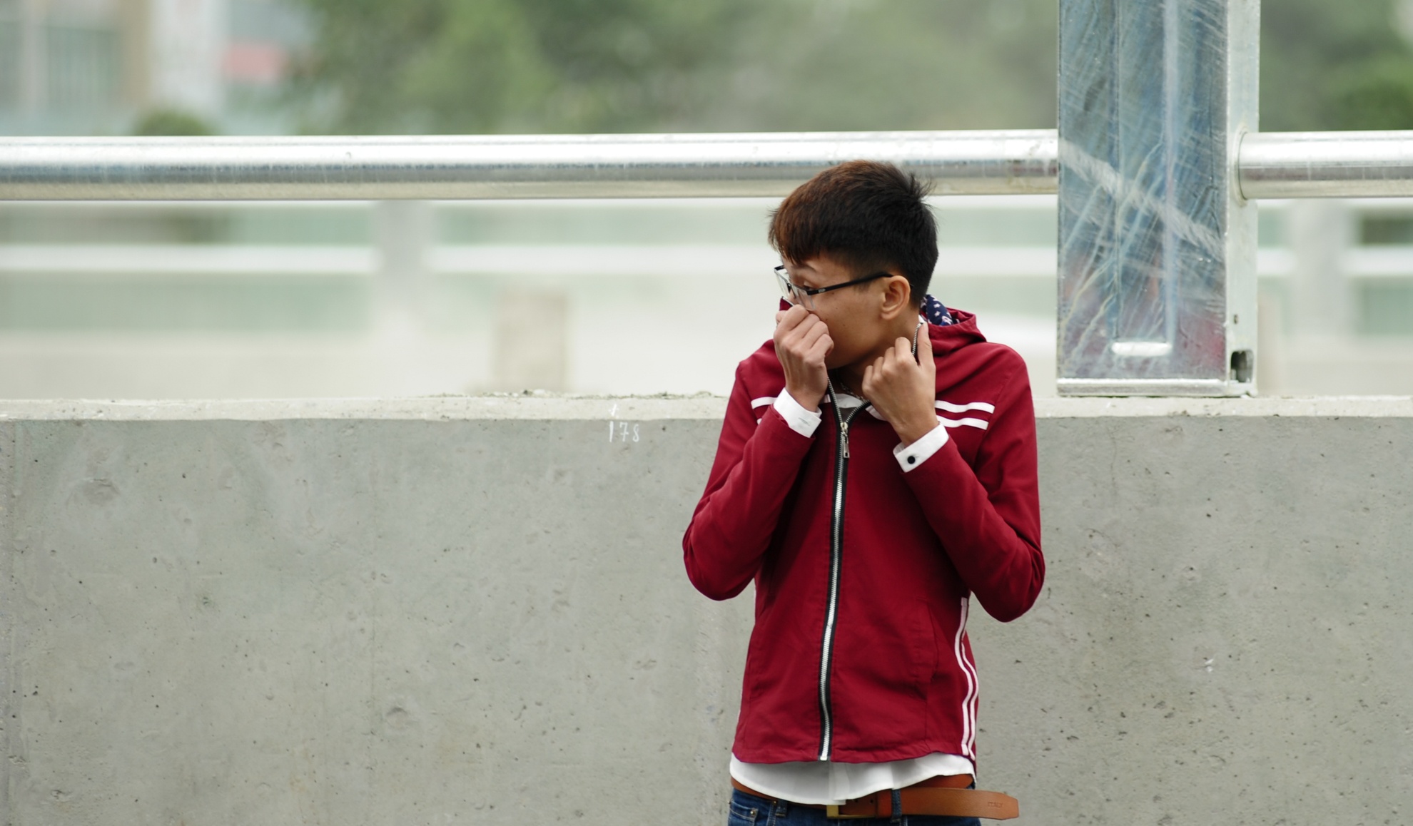 Những người đi bộ qua đây phải bịt mũi để tránh hít phải cát bụi.