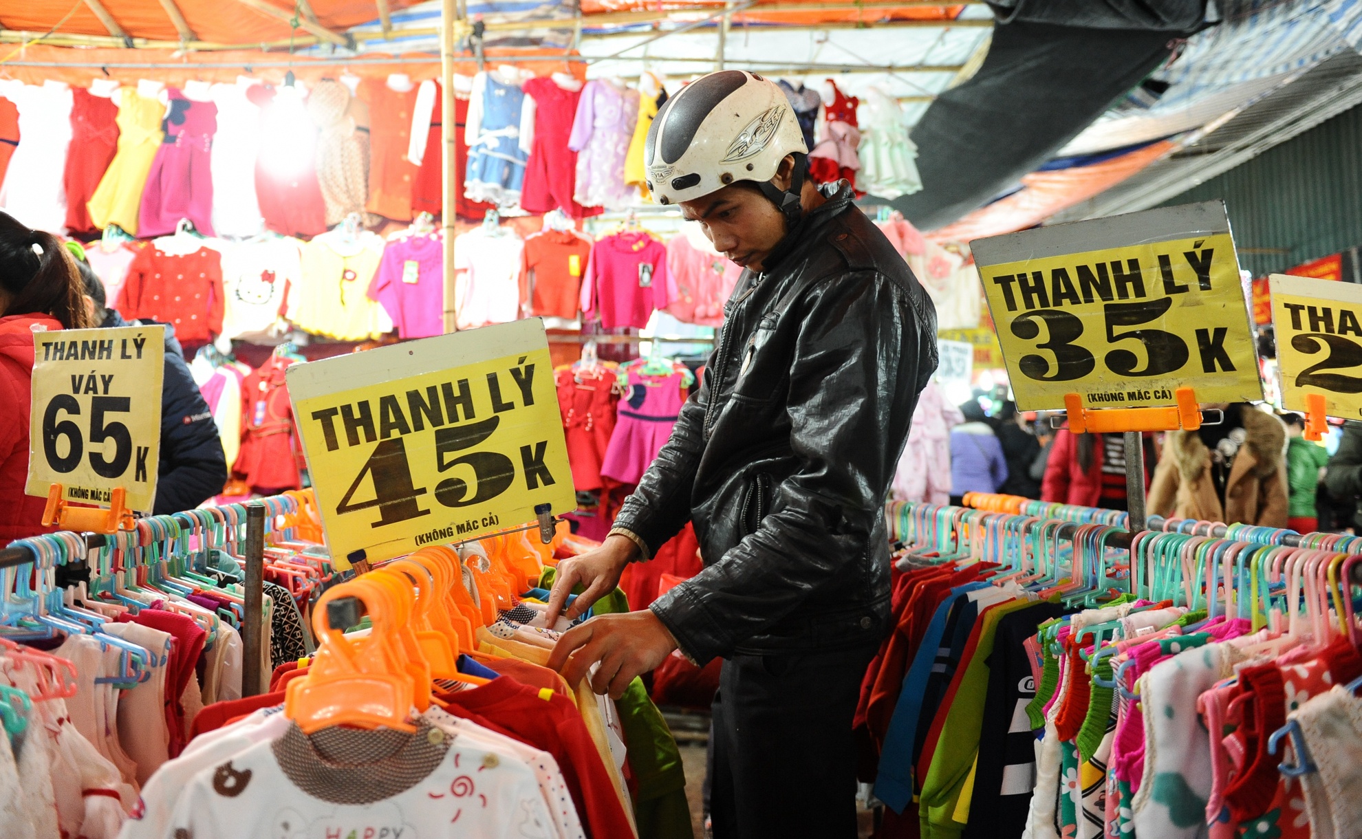 Điểm thu hút lớn nhất của chợ đêm Phùng Khoang là bán hàng giá rẻ. Khắp mọi nơi đều chăng các tấm biển thanh lý với giá cả không thể nào “sinh viên” hơn.