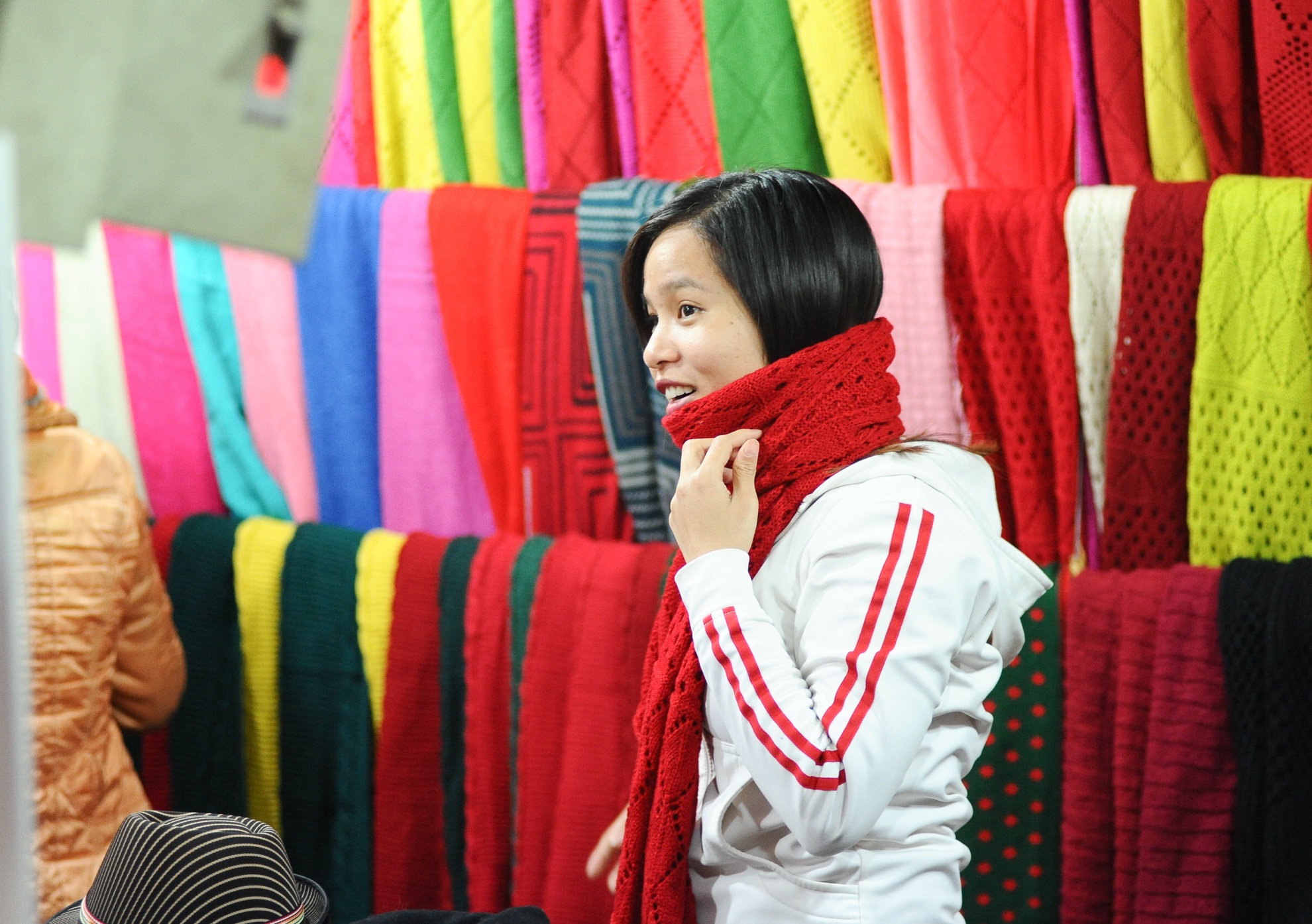 Những chiếc khăn len nhiều màu giá chưa đến 50 nghìn.