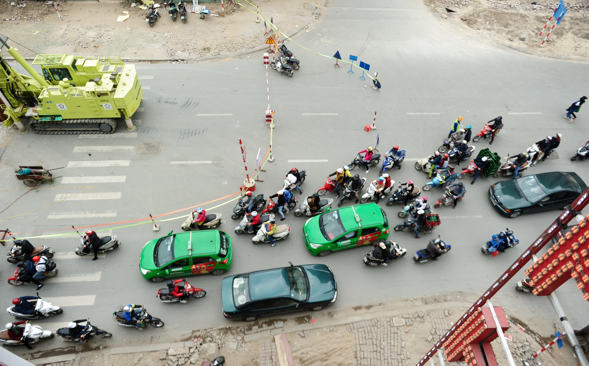 Còn bên đường Nguyễn Chánh, giao với Trần Duy Hưng thì 3/4 lòng đường đã được rào lại để thi công khiến nơi đây trở thành một nút thắt cổ chai, chỉ cần một chiếc xe buýt đi qua cũng có thể gây tắc nghẽn.