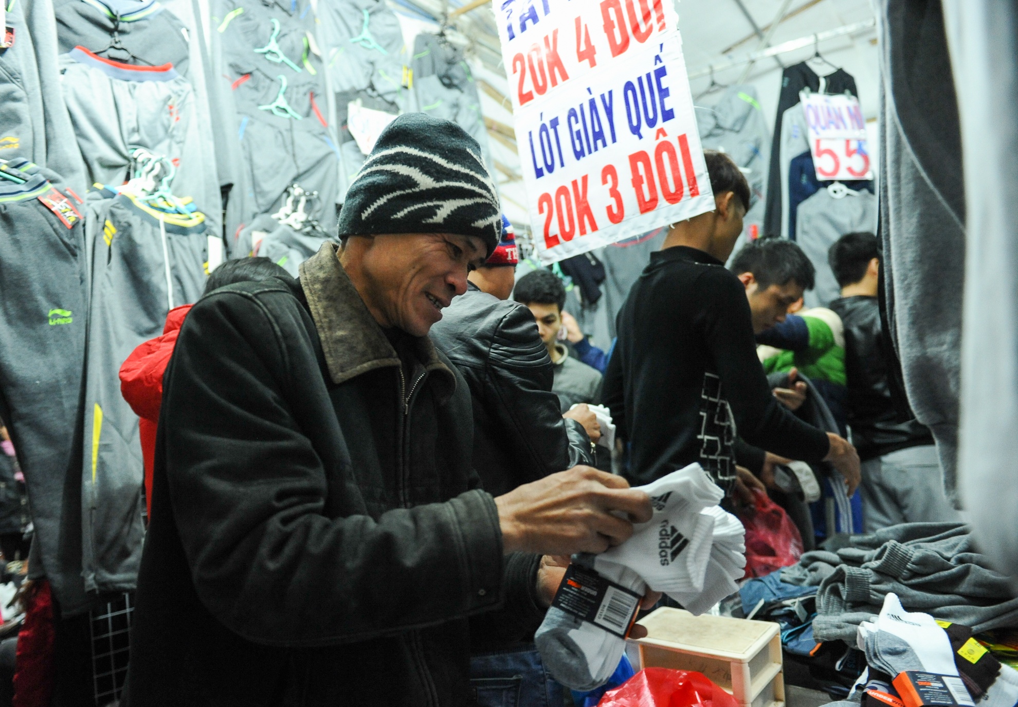 Còn tất được bán giá 20 nghìn đồng cho bốn đôi.